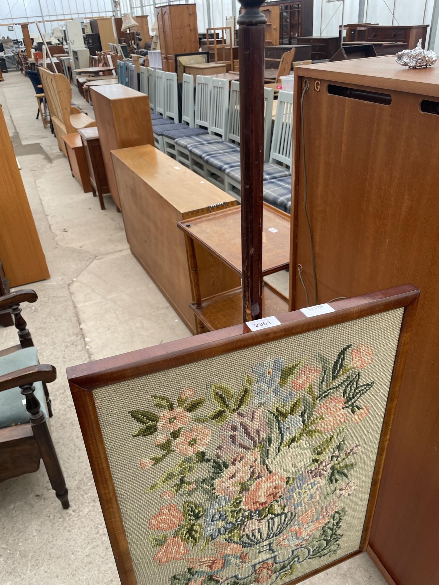 A VICTORIAN MAHOGANY POLE SCREEN WITH WOOLWORK PANEL - Image 2 of 3