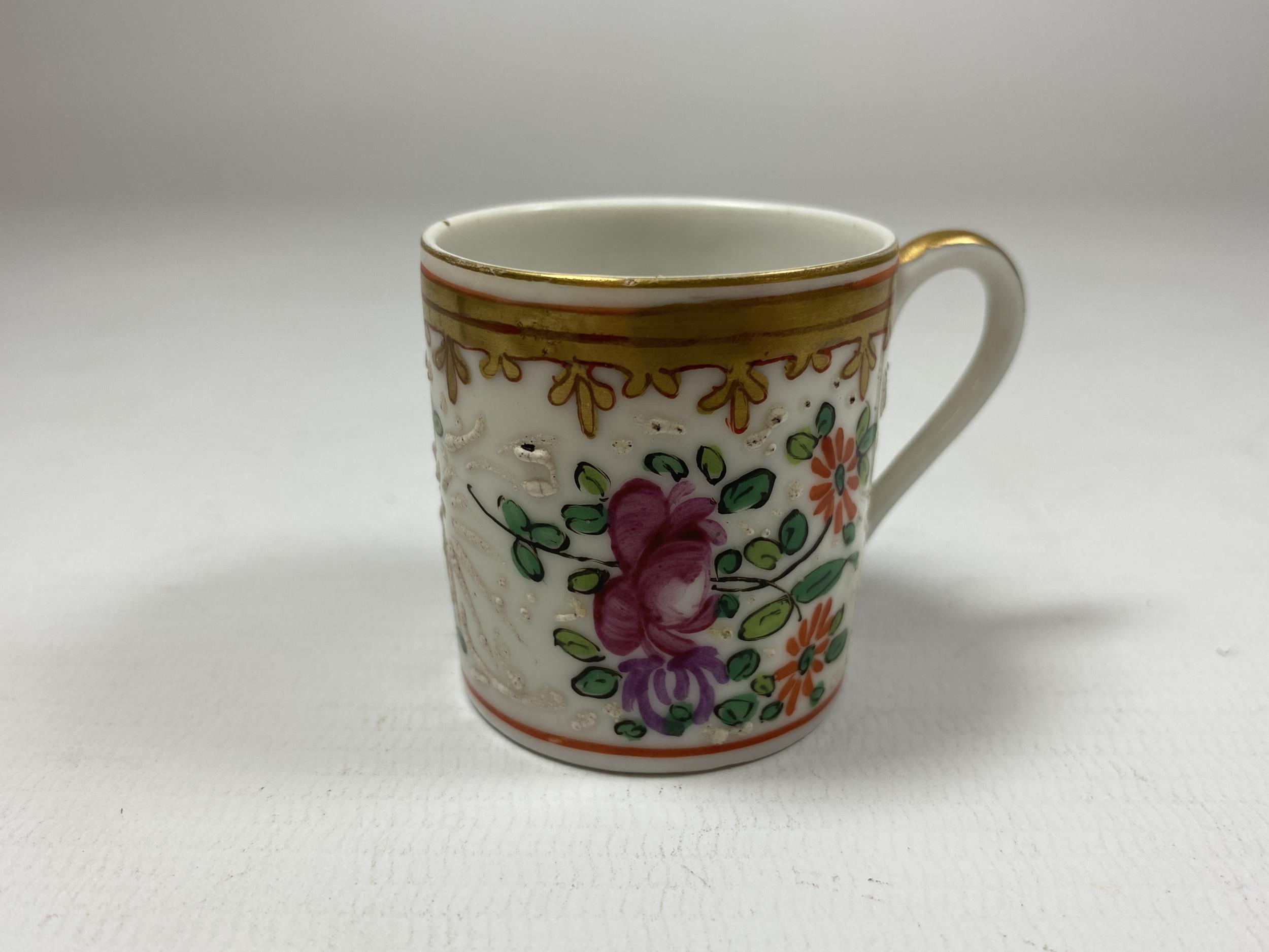 A MINIATURE 19TH CENTURY CHINESE EXPORT PORCELAIN TANKARD, HEIGHT 4CM - Image 2 of 4
