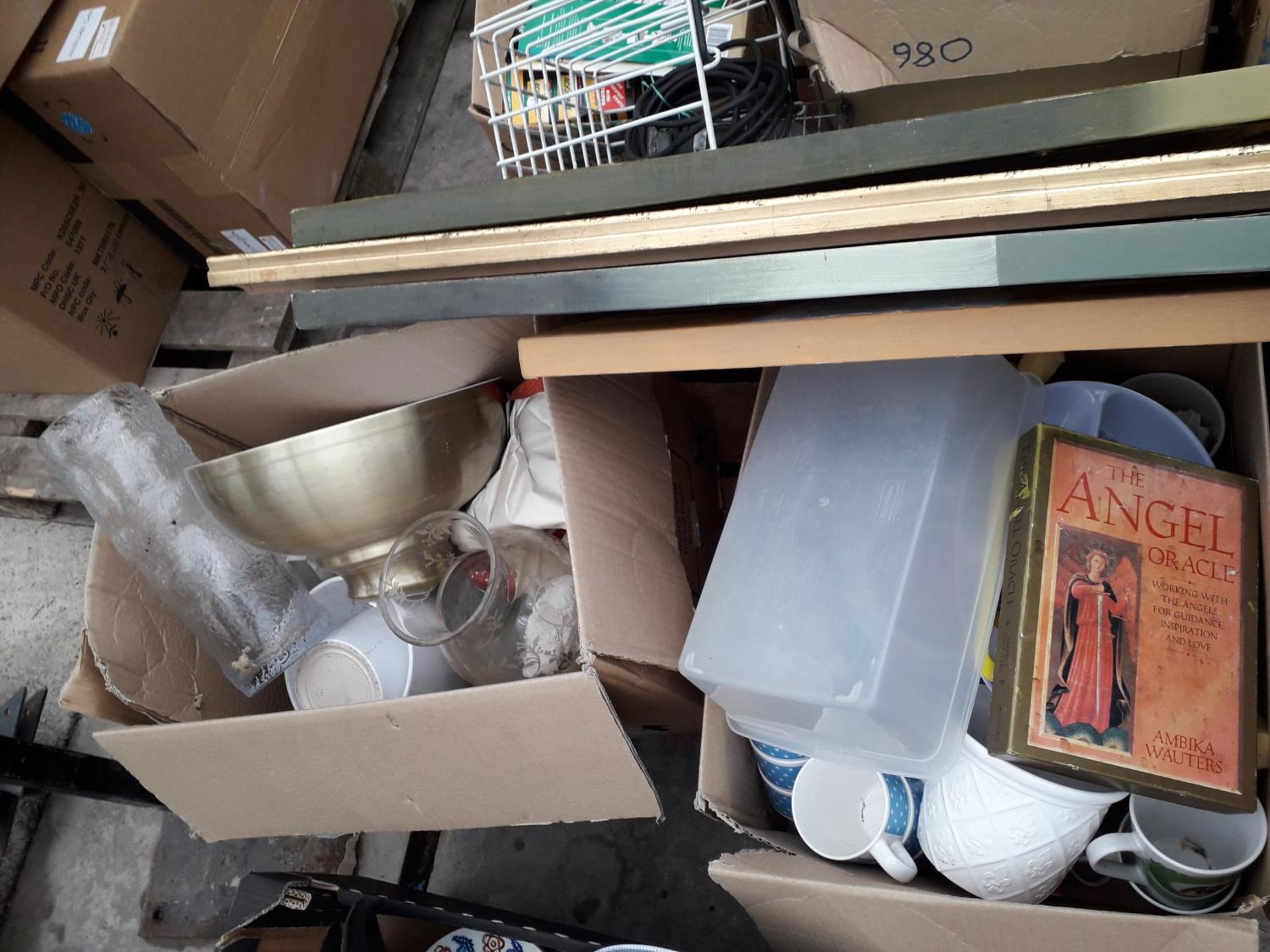 AN ASSORTMENT OF HOUSEHOLD CLEARANCE ITEMS TO INCLUDE CERAMICS AND GLASS WARE ETC - Image 3 of 5