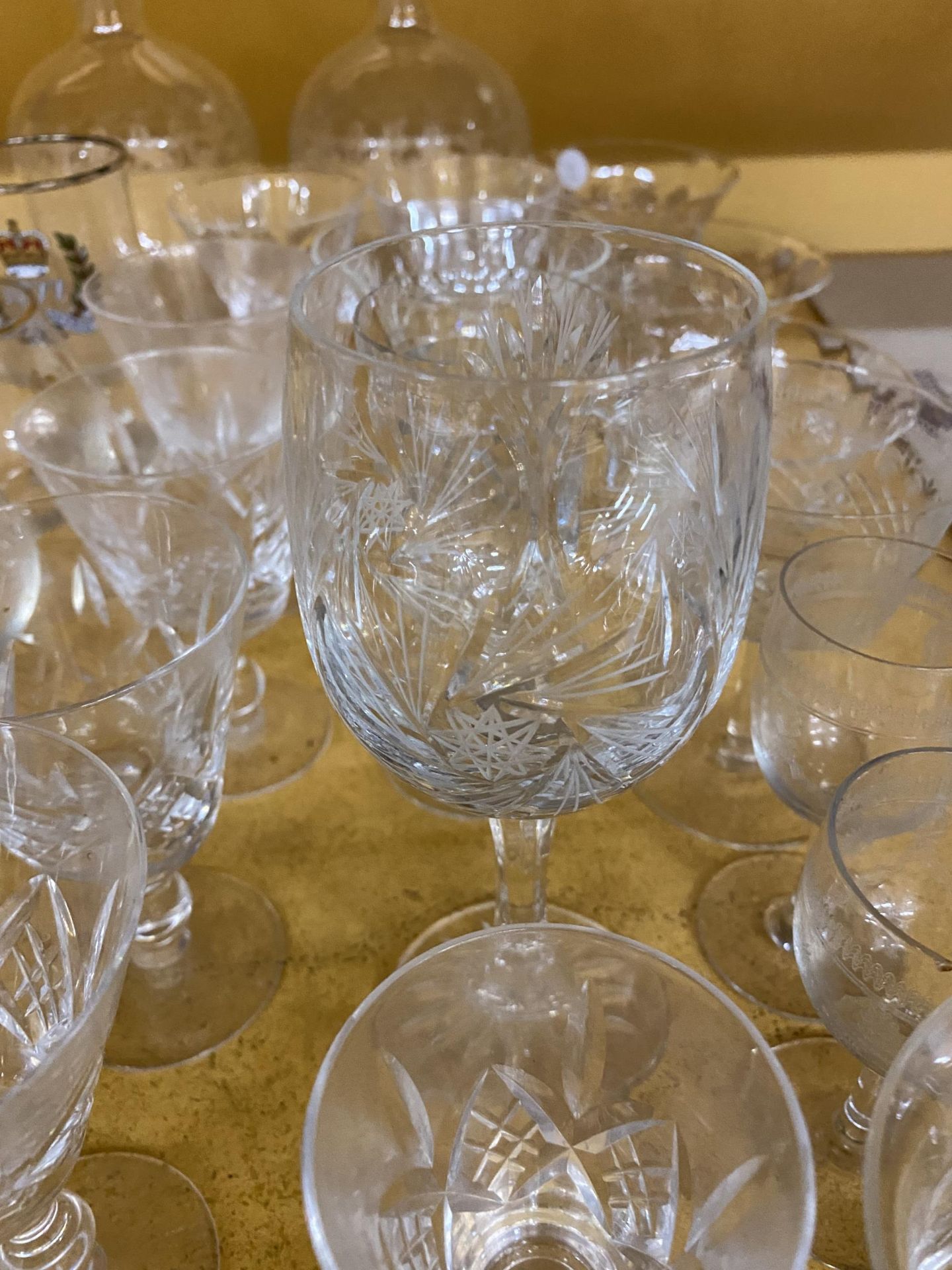 A LARGE QUANTITY OF GLASSWARE TO INCLUDE CUT GLASS - ETCHED DECANTERS, DESSERT BOWLS, LICQUER - Image 3 of 4