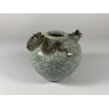 A CHINESE CELADON CRACKLE GLAZE VASE WITH A SNAKE DESIGN, HEIGHT 9CM