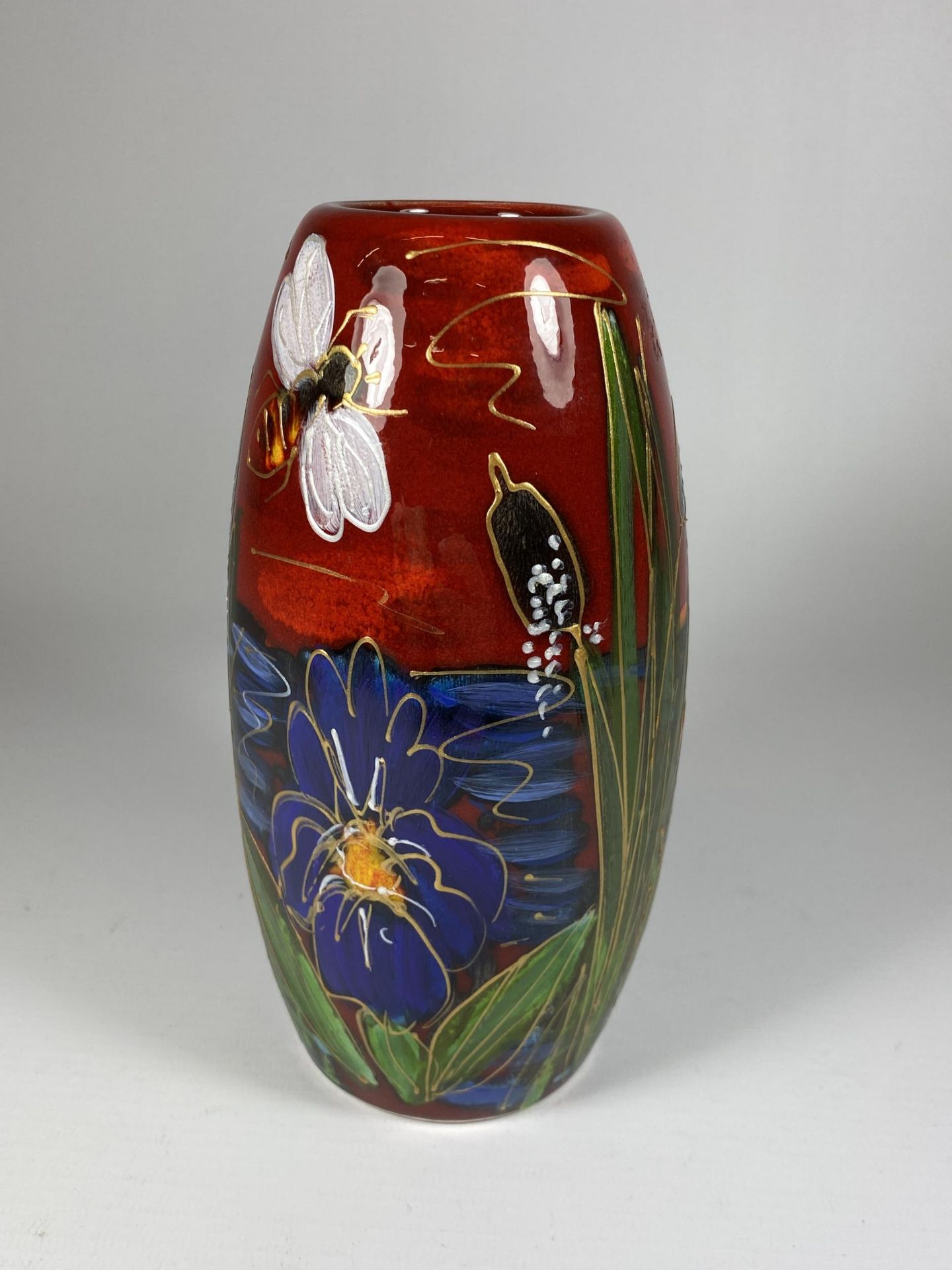 A HANDPAINTED AND SIGNED IN GOLD ANITA HARRIS BEE VASE