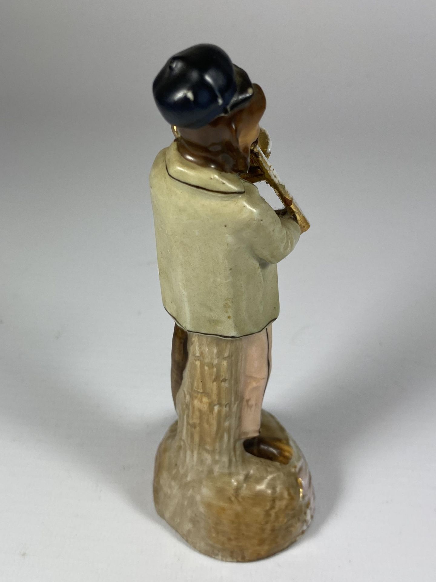 A MEISSEN STYLE FIGURE OF A MONKEY MUSICIAN, HEIGHT 14CM - Image 2 of 4
