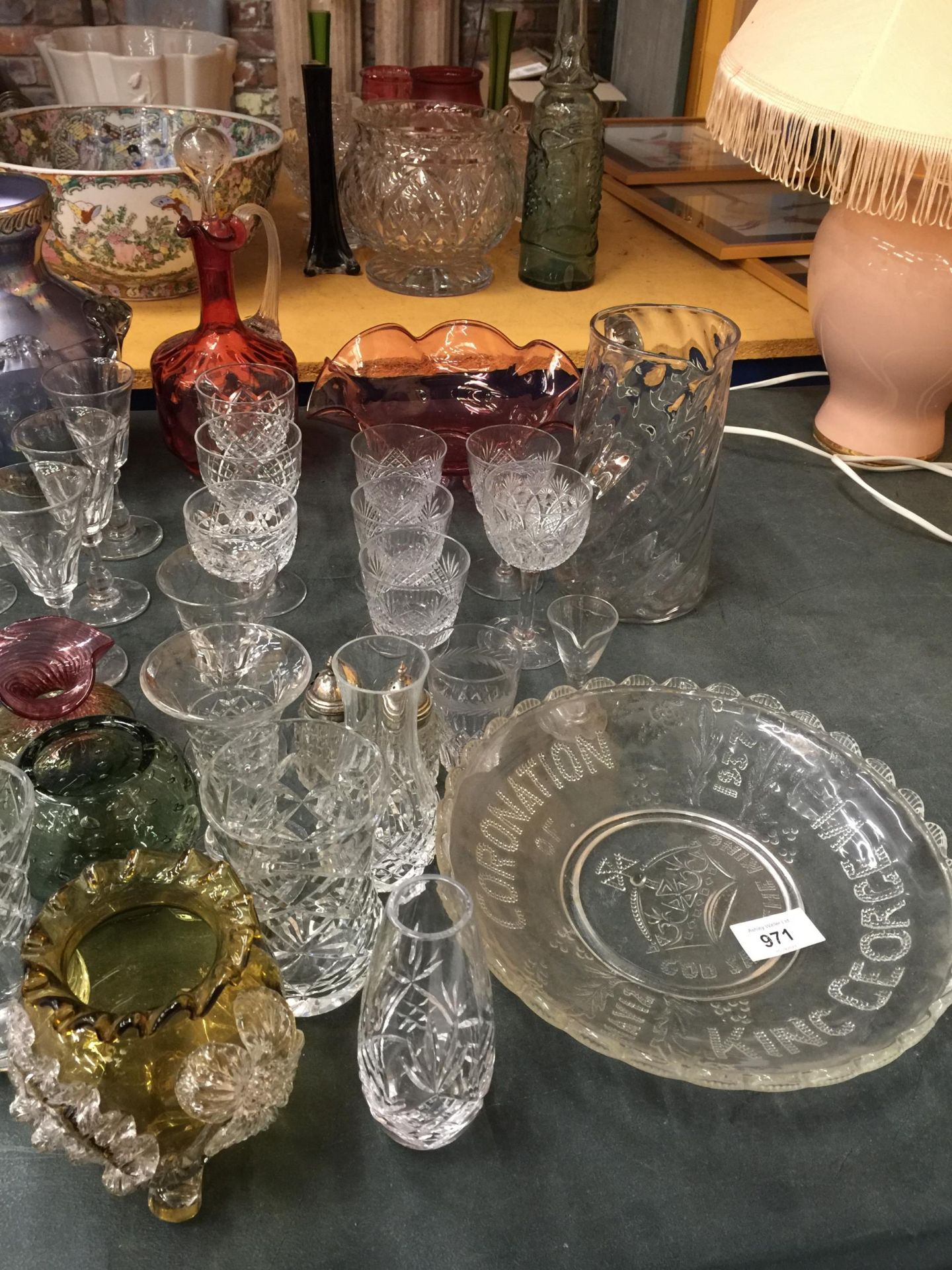 A LARGE QUANTITY OF GLASSWARE TO INCLUDE COLOURED EXAMPLES - Image 3 of 3