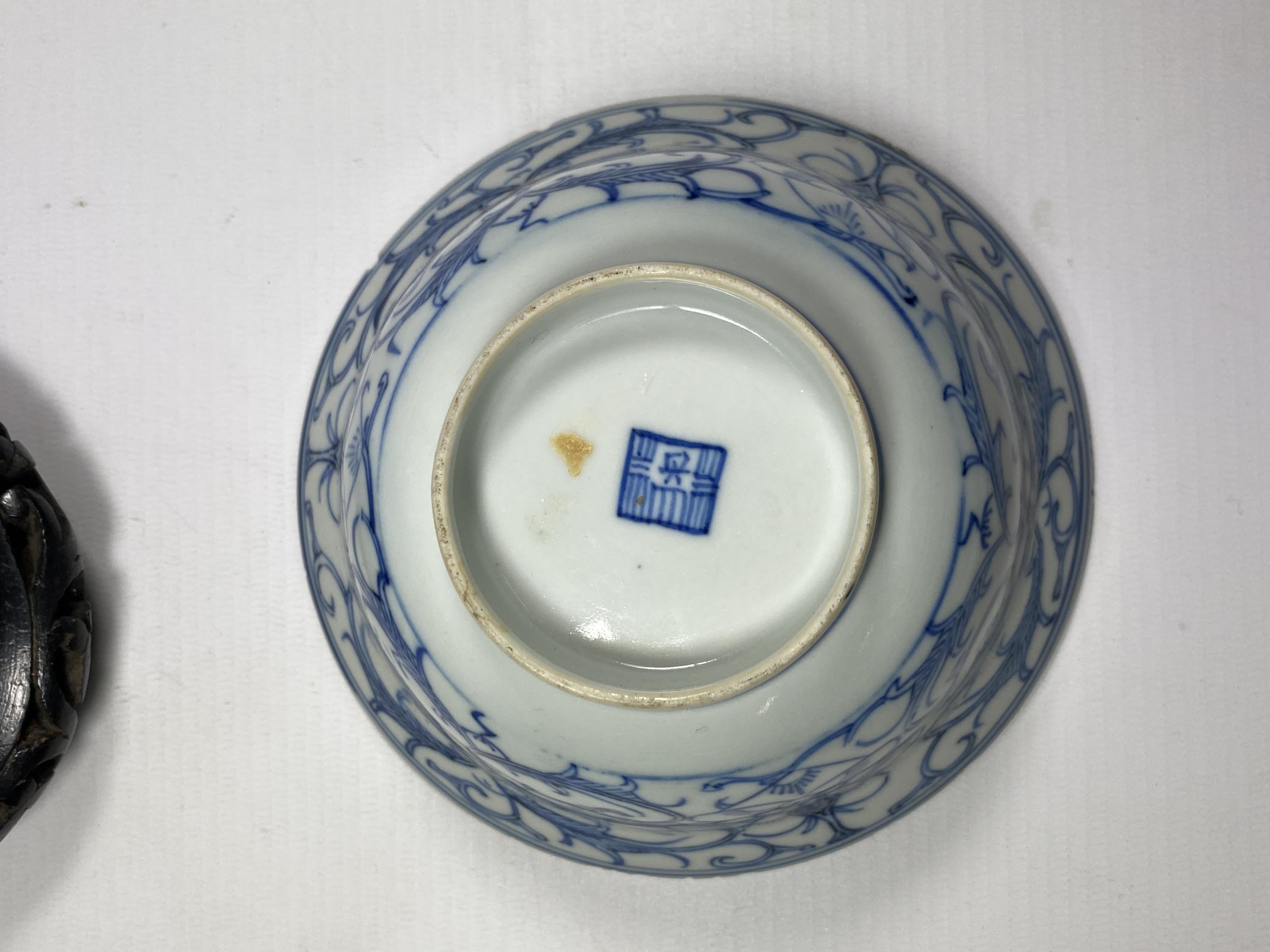 A MID-LATE 19TH CENTURY CHINESE QING TONGZHI PERIOD (1862-1874) BLUE & WHITE PORCELAIN BOWL ON - Image 5 of 8