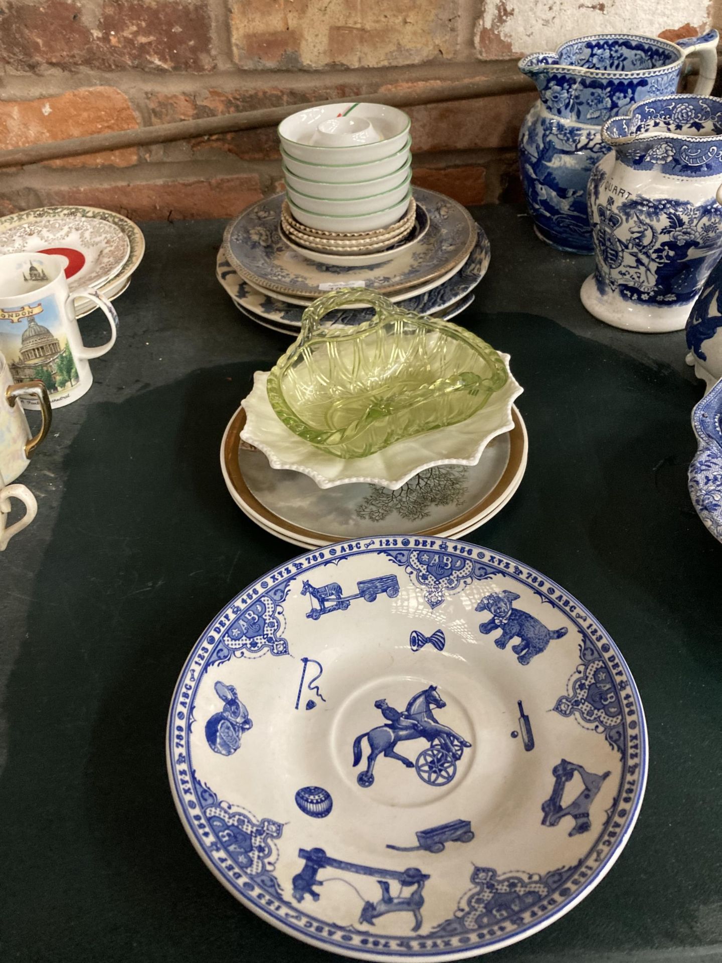 A MIXED LOT OF CERAMICS TO INCLUDE BLUE AND WHITE PLATES, ITALIAN RICHARD GINORI EXAMPLES ETC