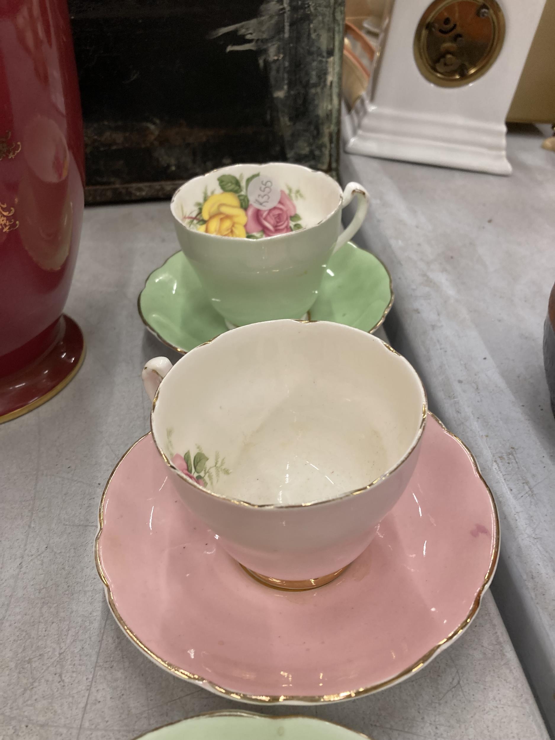 A ROYAL ALBERT 'PEPPERMINT DAMASK' TRIO PLUS FOUR IMPERIAL CHINA CUPS AND SAUCERS - Image 2 of 6