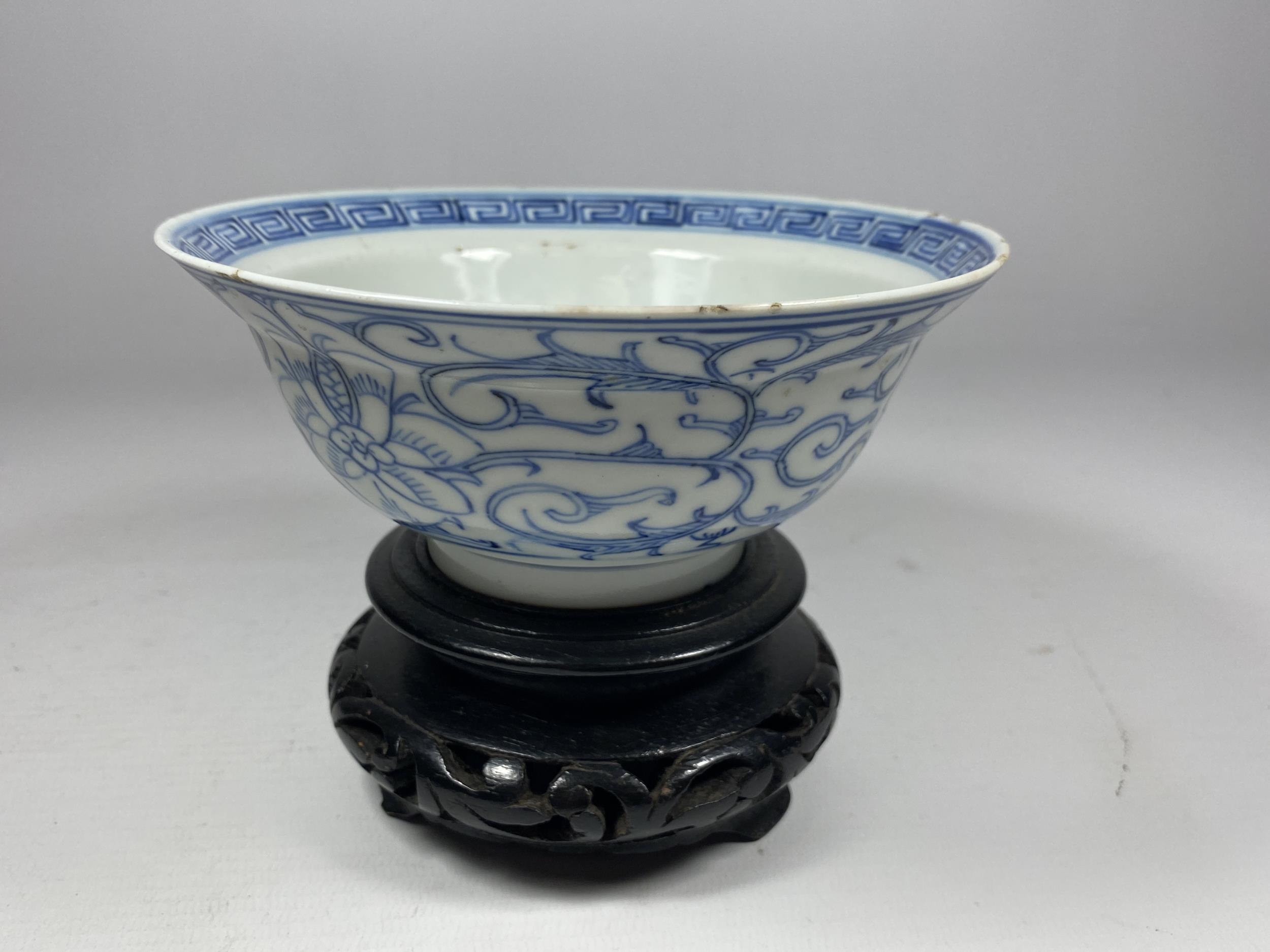 A MID-LATE 19TH CENTURY CHINESE QING TONGZHI PERIOD (1862-1874) BLUE & WHITE PORCELAIN BOWL ON