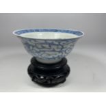 A MID-LATE 19TH CENTURY CHINESE QING TONGZHI PERIOD (1862-1874) BLUE & WHITE PORCELAIN BOWL ON