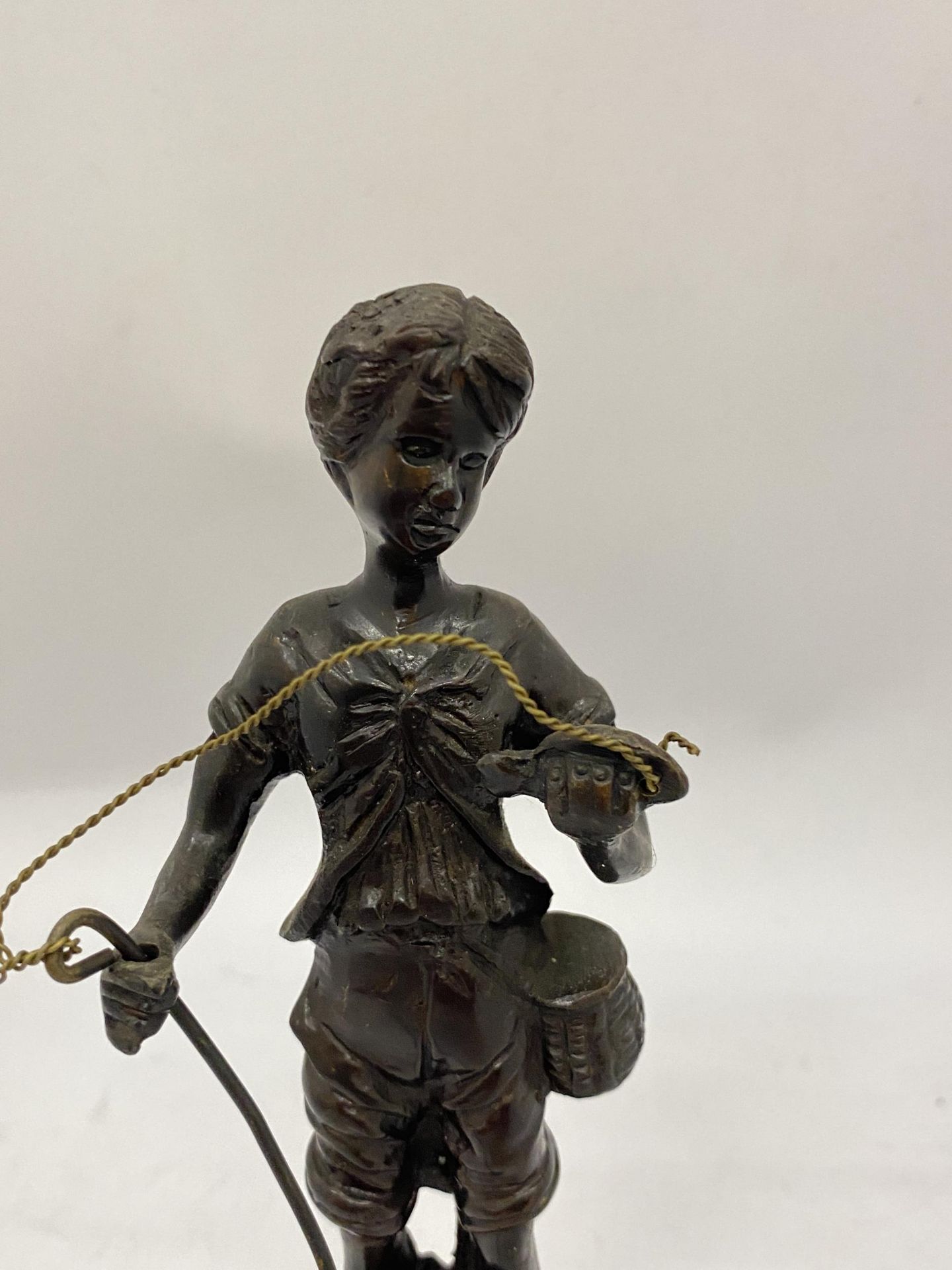 A BRONZE MODEL OF A BOY FISHERMAN, HEIGHT 20CM - Image 2 of 5