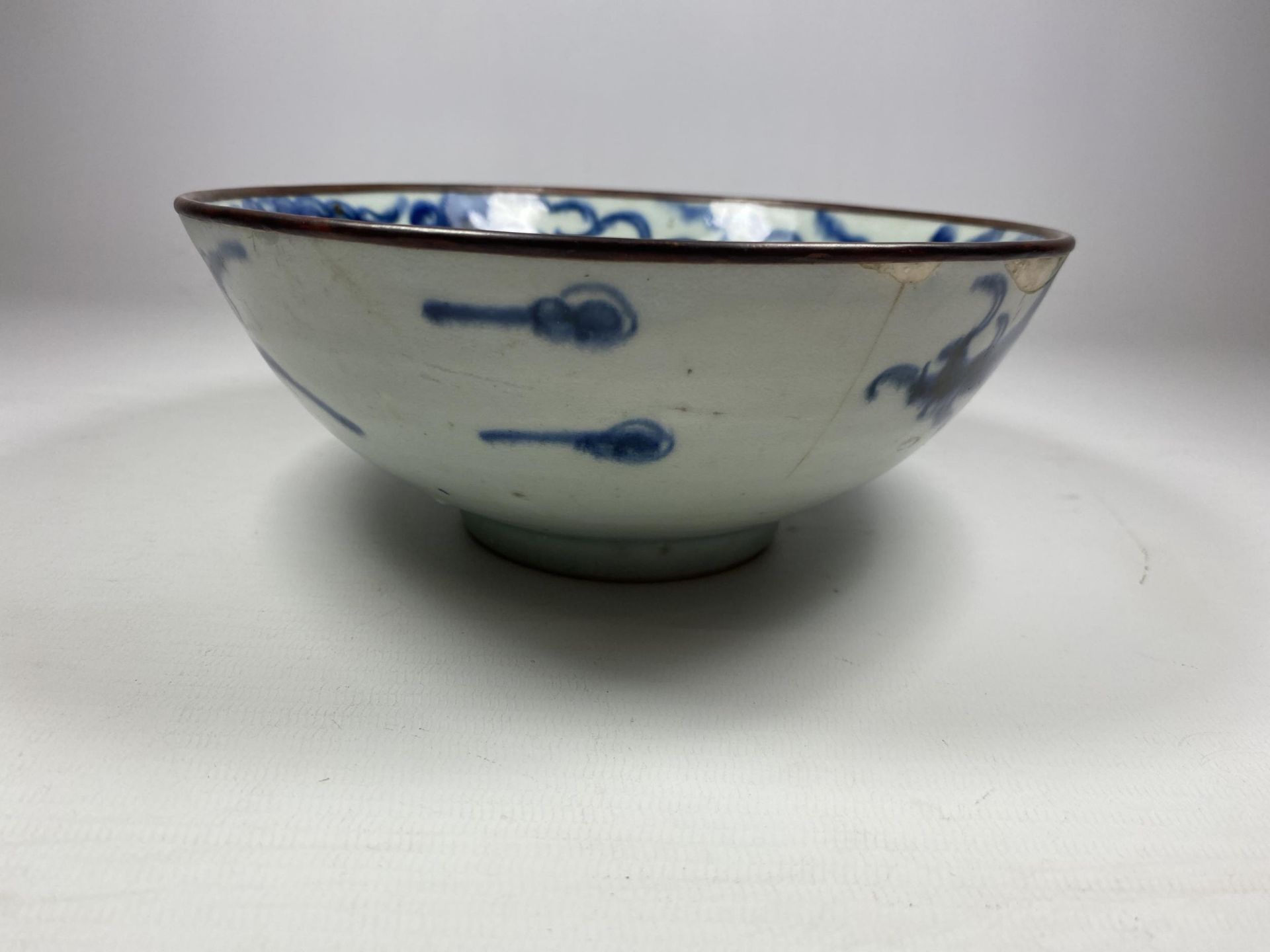 A CHINESE TONGZHI PERIOD 19TH CENTURY BLUE AND WHITE BOWL WITH DRAGON DESIGN, SEAL MARK TO BASE, - Image 3 of 10