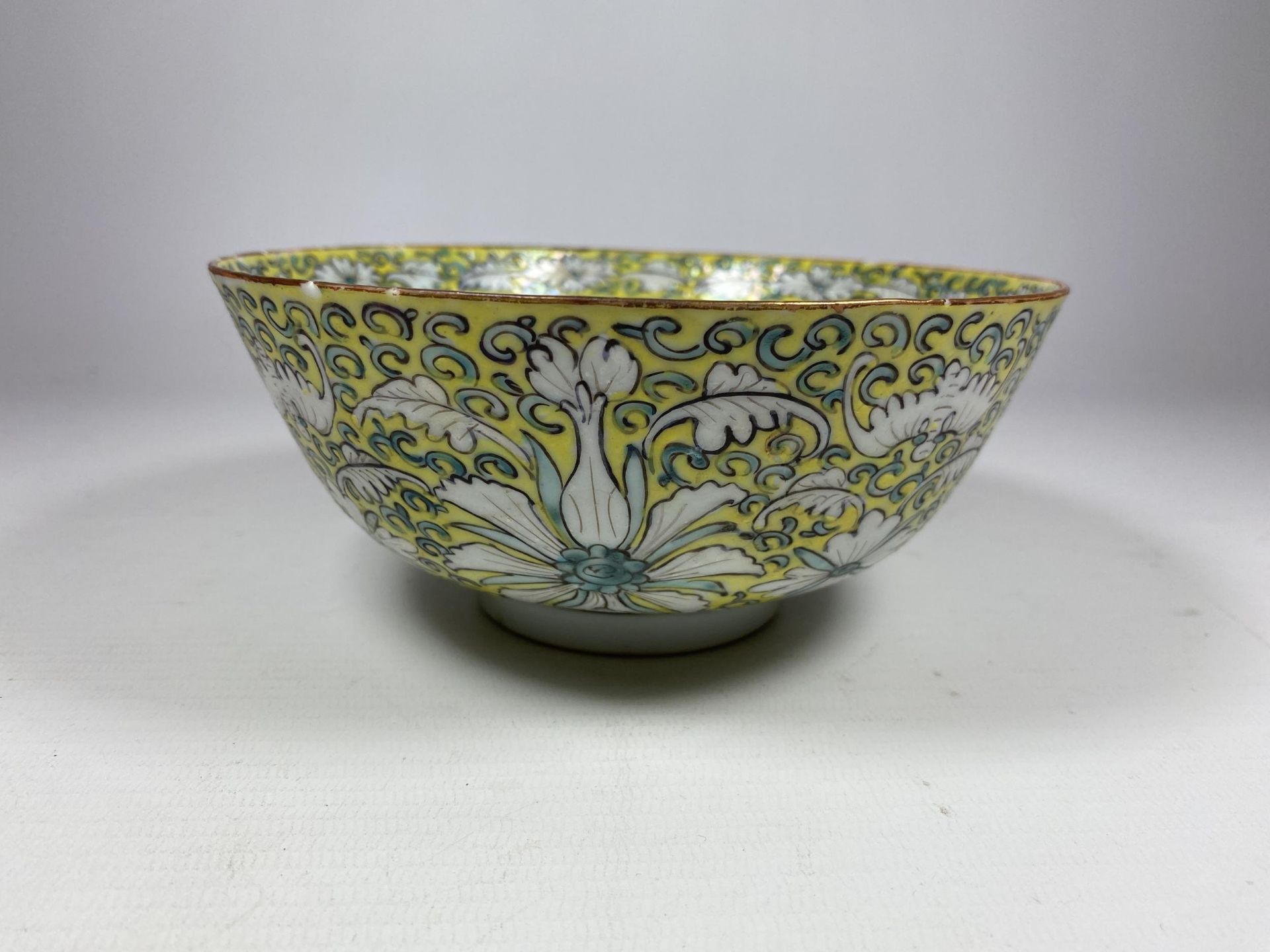 A 19TH CENTURY CHINESE EXPORT FAMILLE JAUNE PORCELAIN BOWL WITH ENAMELLED FLORAL DESIGN, UNMARKED TO