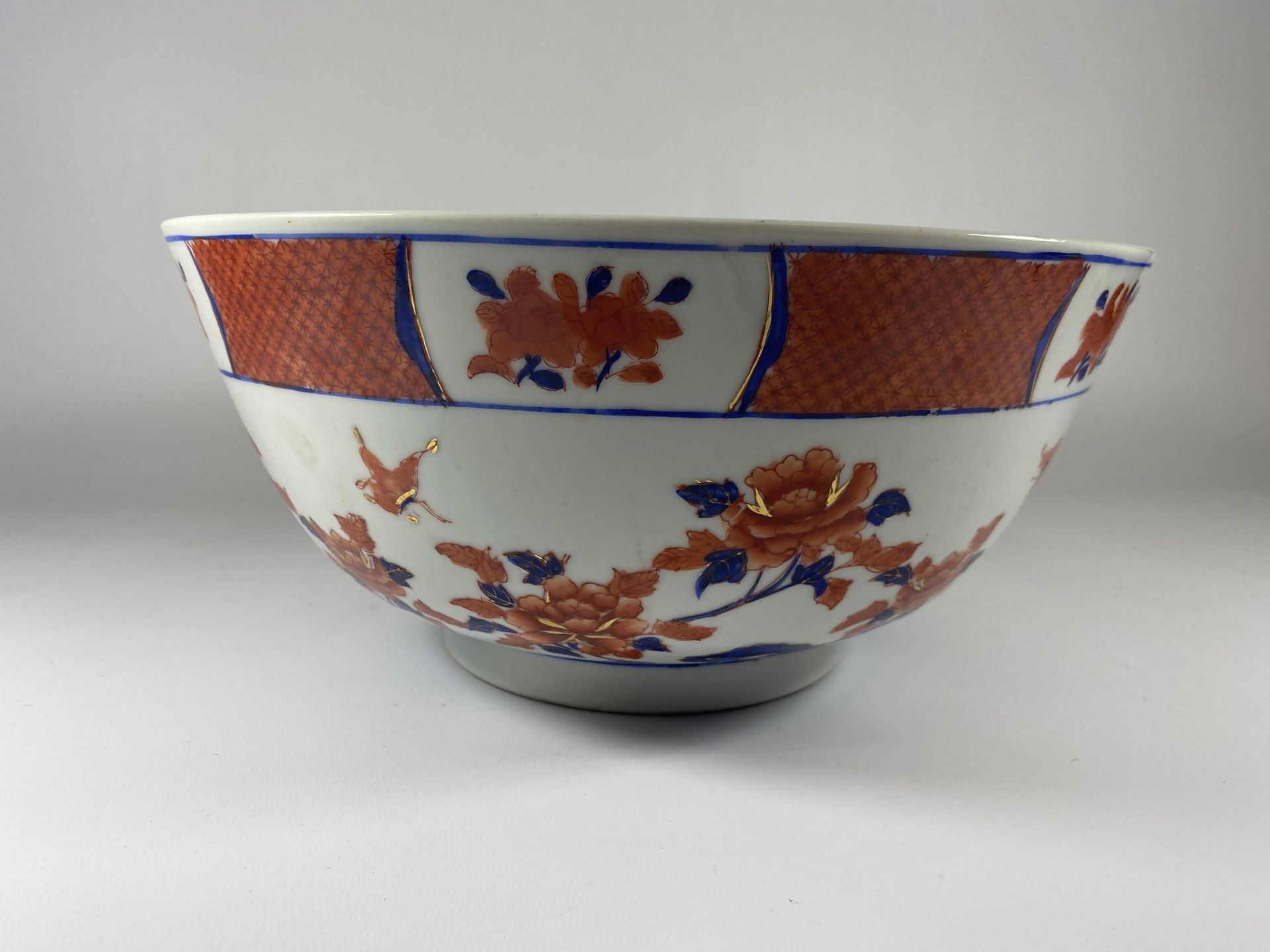 A LARGE HONG KONG IMARI STYLE FRUIT BOWL, DIAMETER 31CM - Image 2 of 4