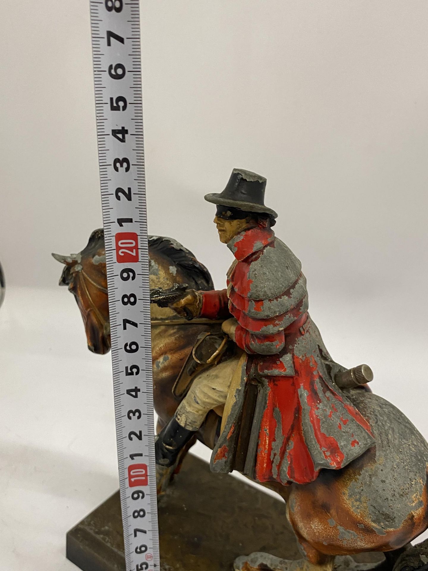 A VINTAGE NOVELTY SPELTER DICK TURPIN CIGAR LIGHTER, HEIGHT 23CM - Bild 4 aus 4