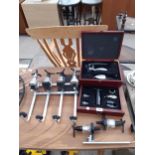 AN ASSORTMENT OF ITEMS TO INCLUDE OPTICS AND A CORKSCREW SET