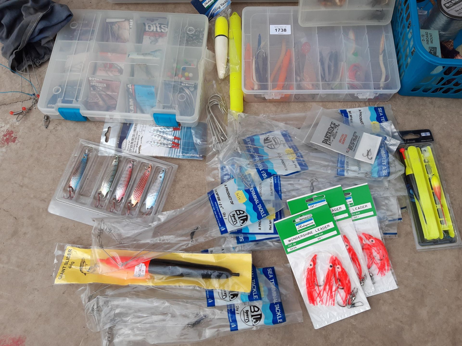 A LARGE QUANTITY OF SEA FISHING EQUIPMENT TO INCLUDE LURES, WEIGHTS AND HOOKS ETC - Image 2 of 9