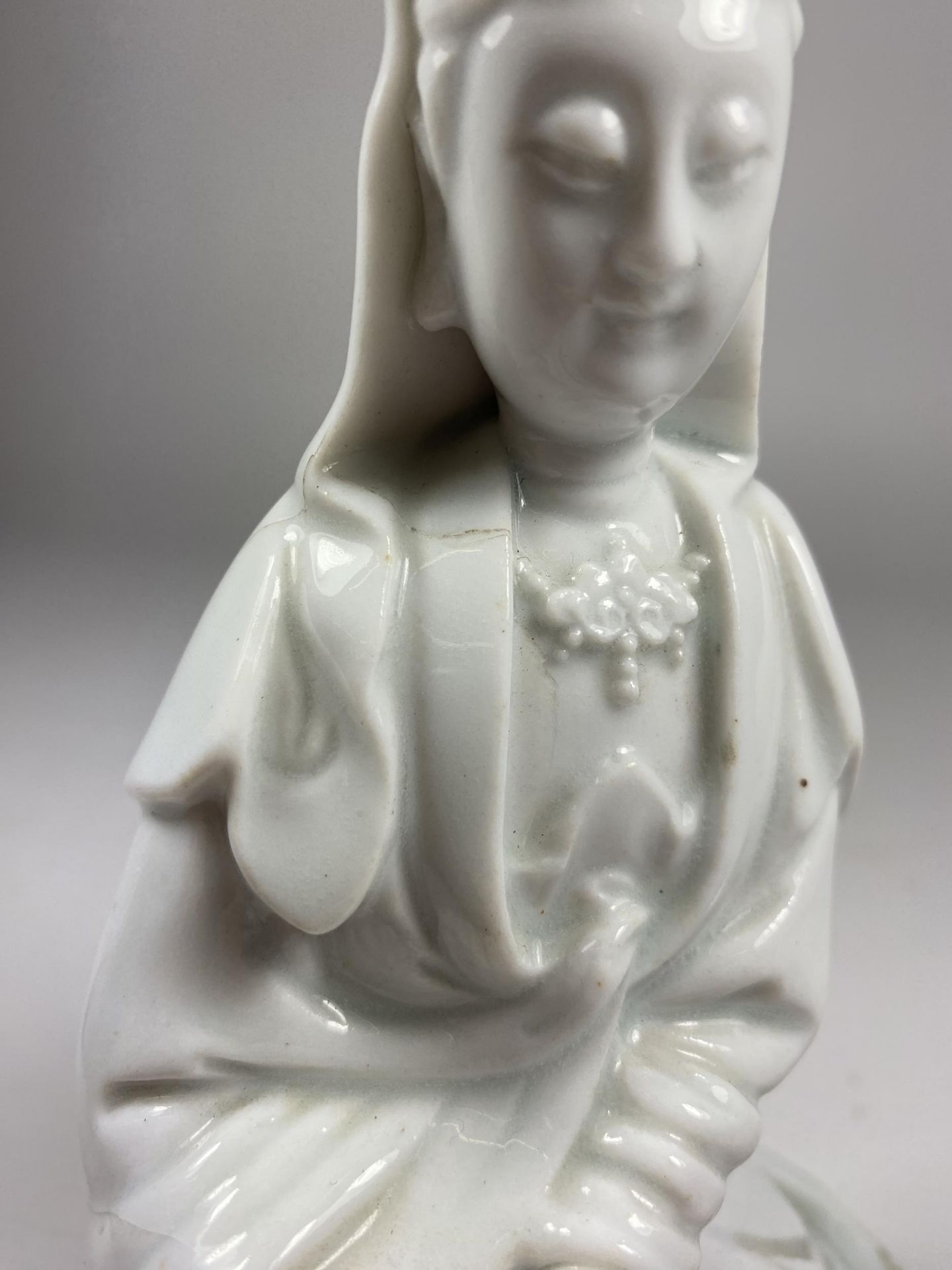 A 19TH CENTURY CHINESE PORCELAIN BLANC DE CHINE FIGURE OF GUANYIN, HEIGHT 19CM (A/F) - Image 5 of 8