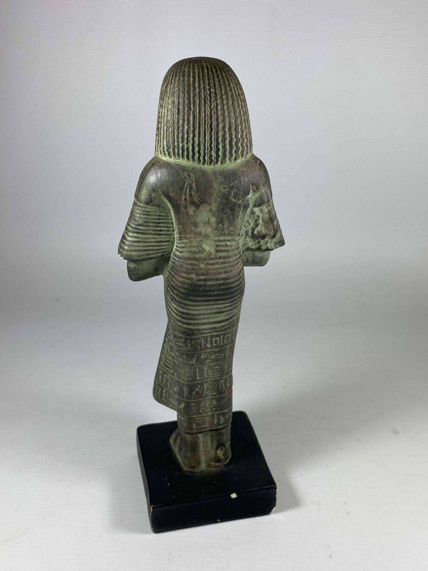 AN EGYPTIAN POTTERY FIGURE ON WOODEN BASE, HEIGHT 27CM - Image 3 of 5