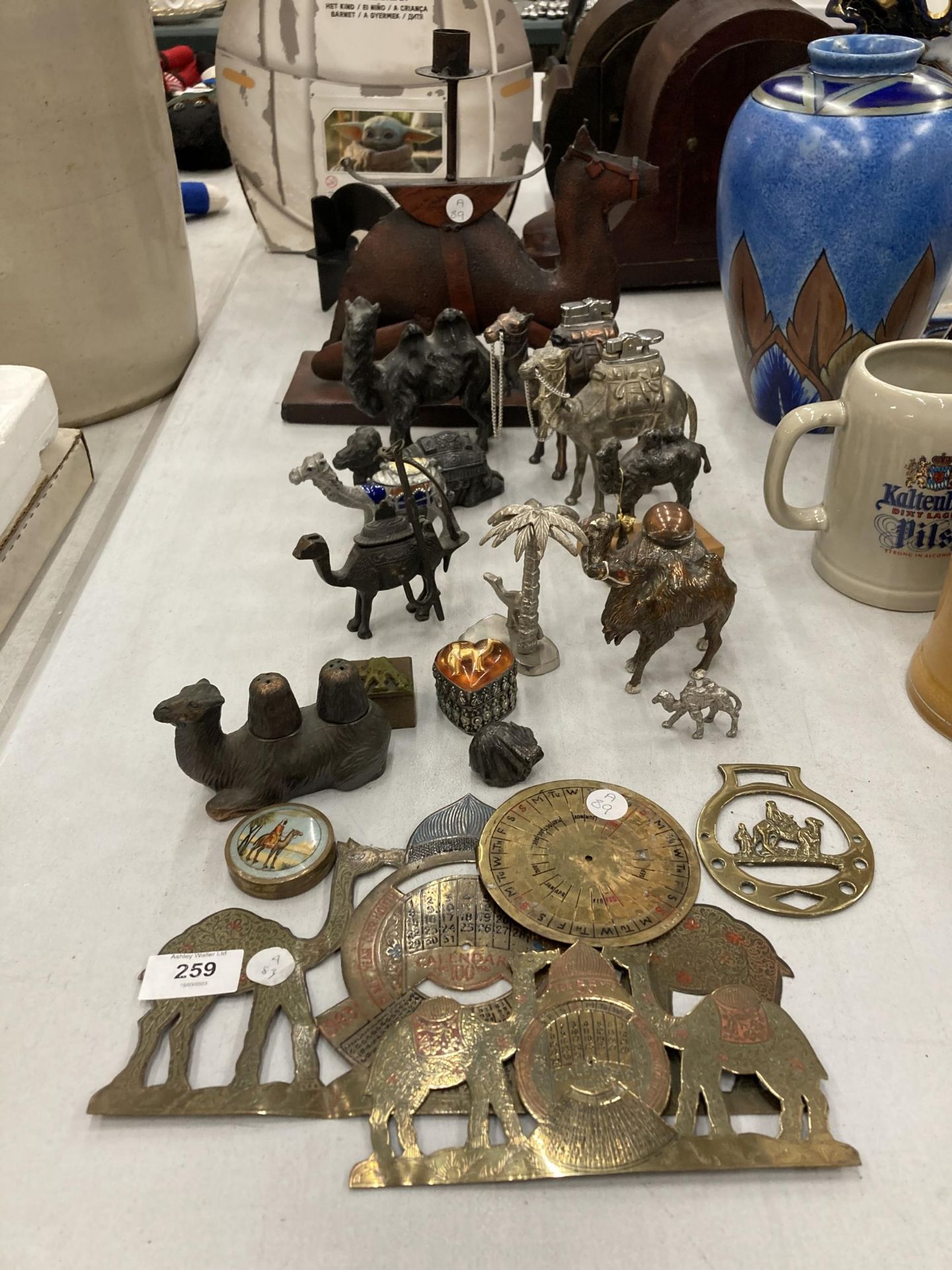 A ALRGE QUANTITY OF CAMEL RELATED ITEMS TO INCLUDE MODELS, LIGHTERS, TRINKET BOXES, CALENDARS ETC