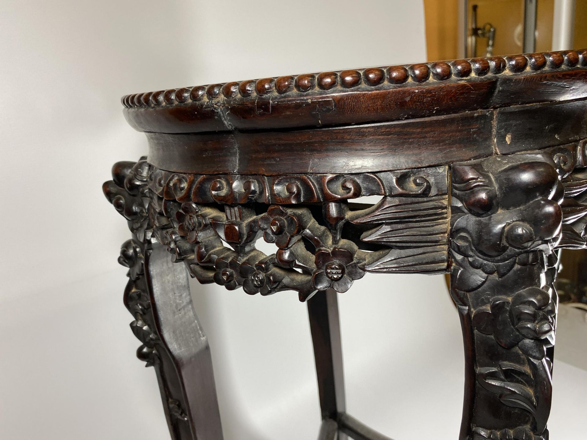 A CHINESE CARVED ROSEWOOD AND MARBLE TOPPED JARDINIERE STAND, HEIGHT 62CM - Image 4 of 8