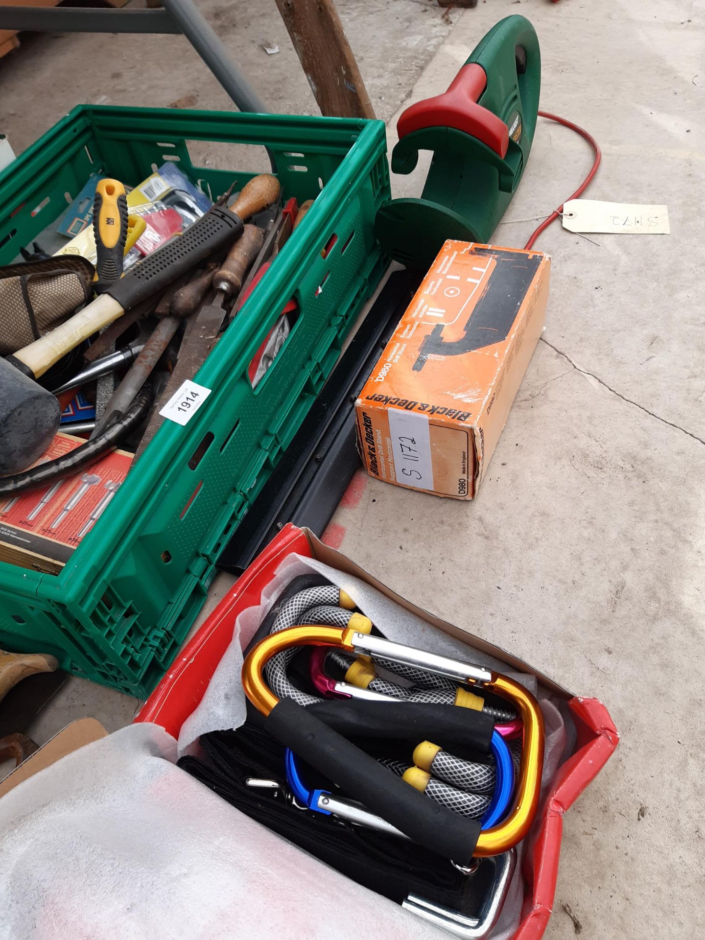 AN ASSORTMENT OF TOOLS TO INCLUDE FILES AND AN ELECTRIC HEDGE TRIMMER ETC - Image 4 of 4