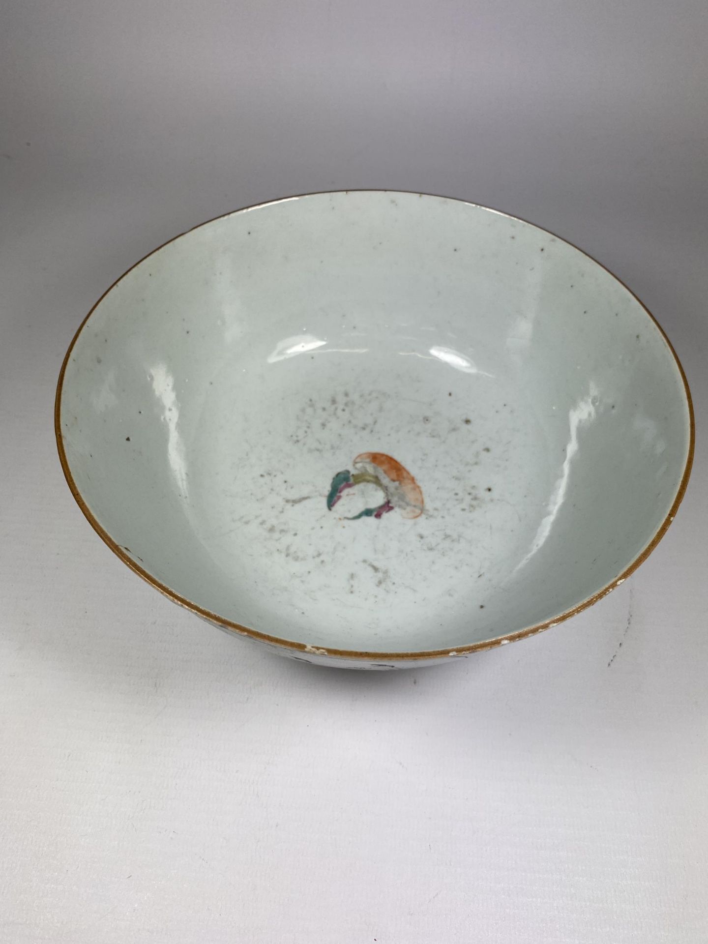 A LATE 18TH / EARLY 19TH CENTURY CHINESE PORCELAIN BOWL WITH ENAMELLED FIGURE DESIGN, DIAMETER 20CM - Image 4 of 8