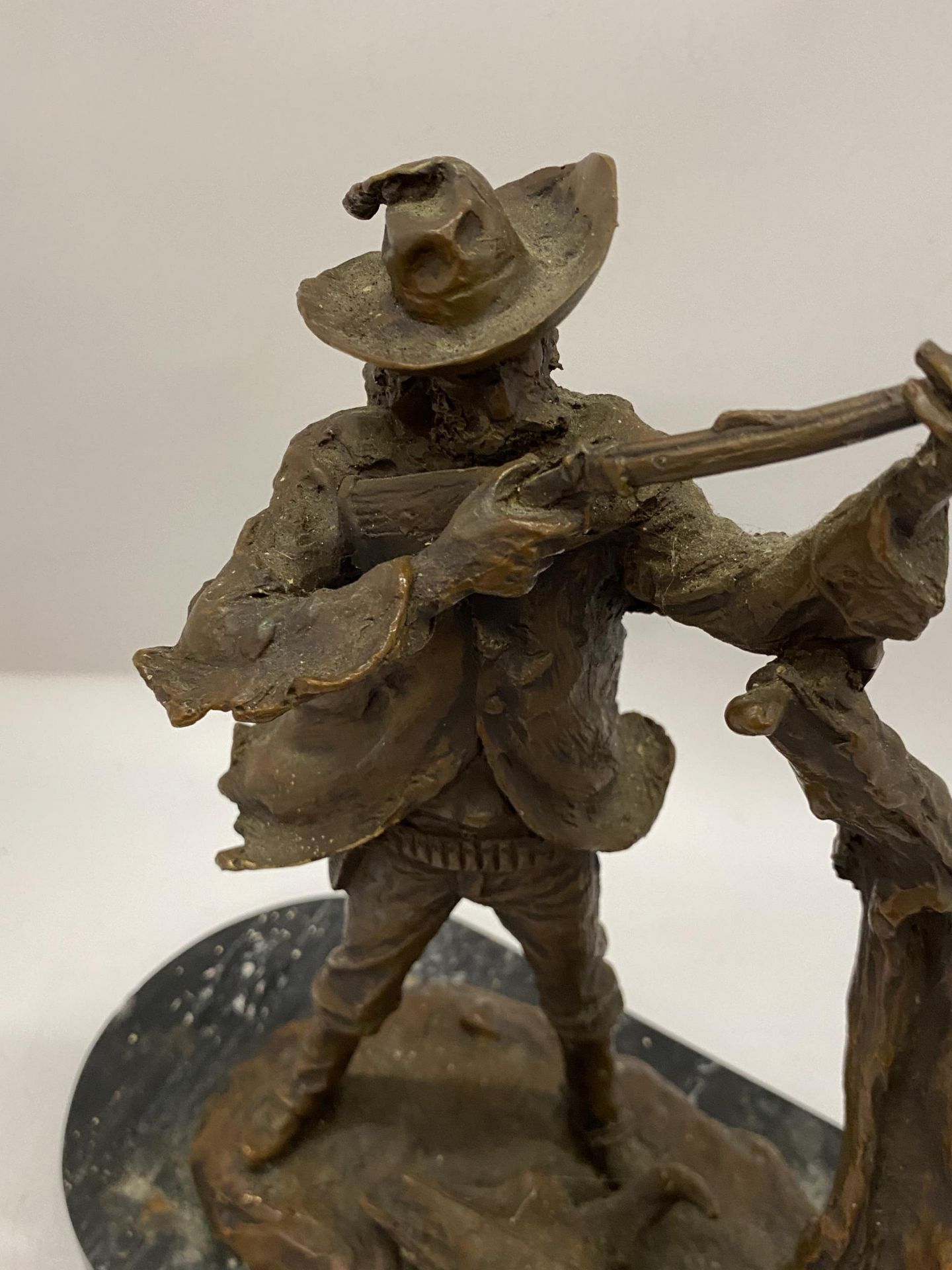 A BRONZE MODEL OF A HUNTING STATUE, SIGNED G.M RUSSEL, HEIGHT 31CM - Image 2 of 3