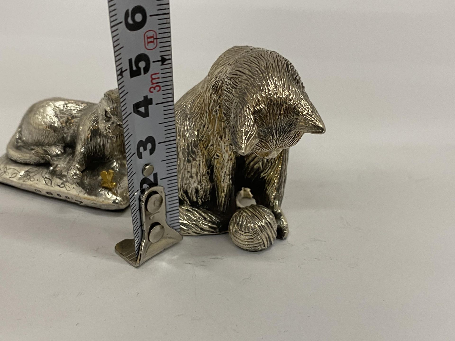 TWO HALLMARKED SILVER FILLED CAMELOT SILVERWARE LTD CAT FIGURES - Image 3 of 4