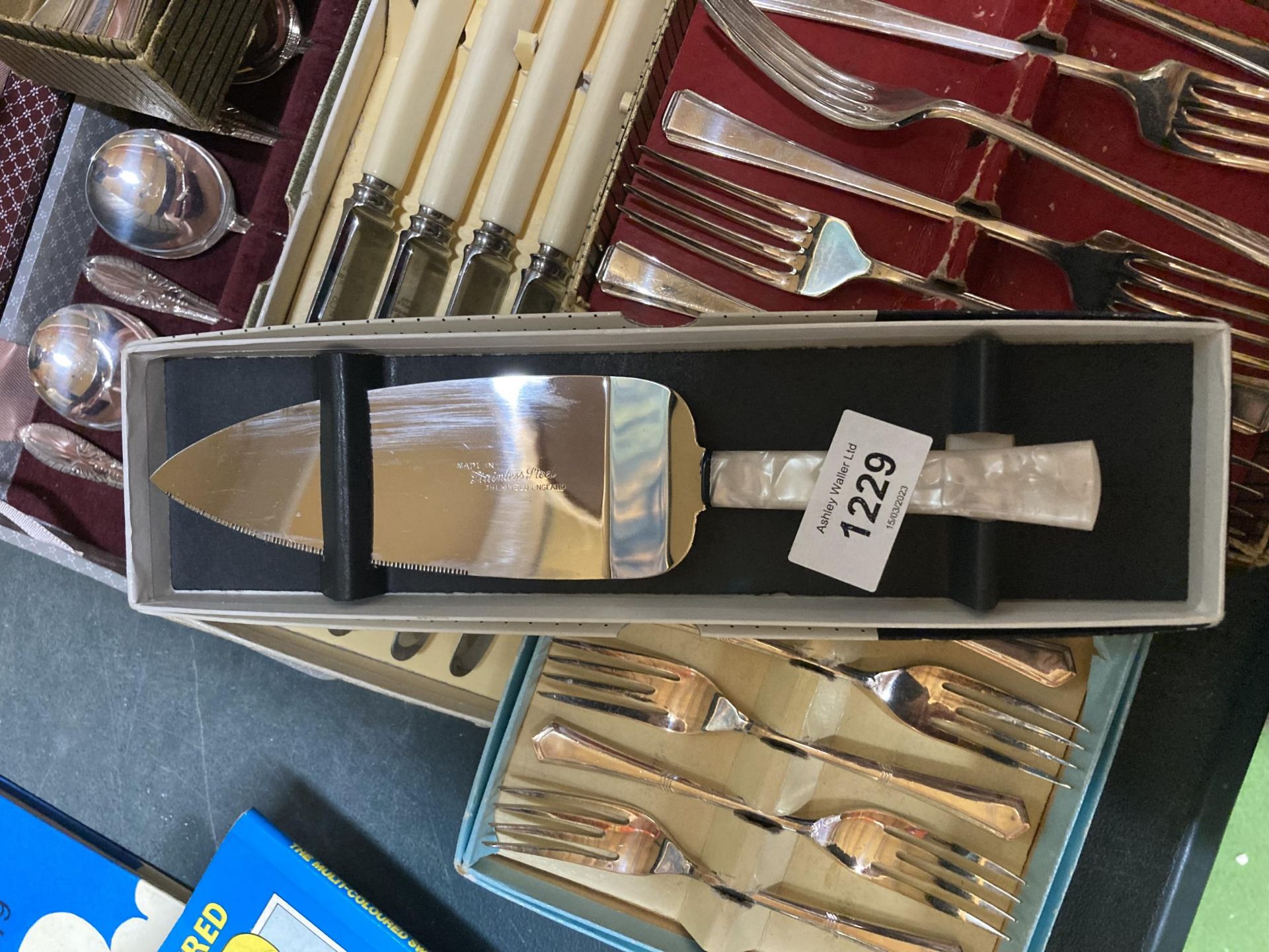 A QUANTITY OF VINTAGE BOXED FLATWARE TO INCLUDE KNIVES, FORKS, SPOONS, ETC - Image 2 of 2