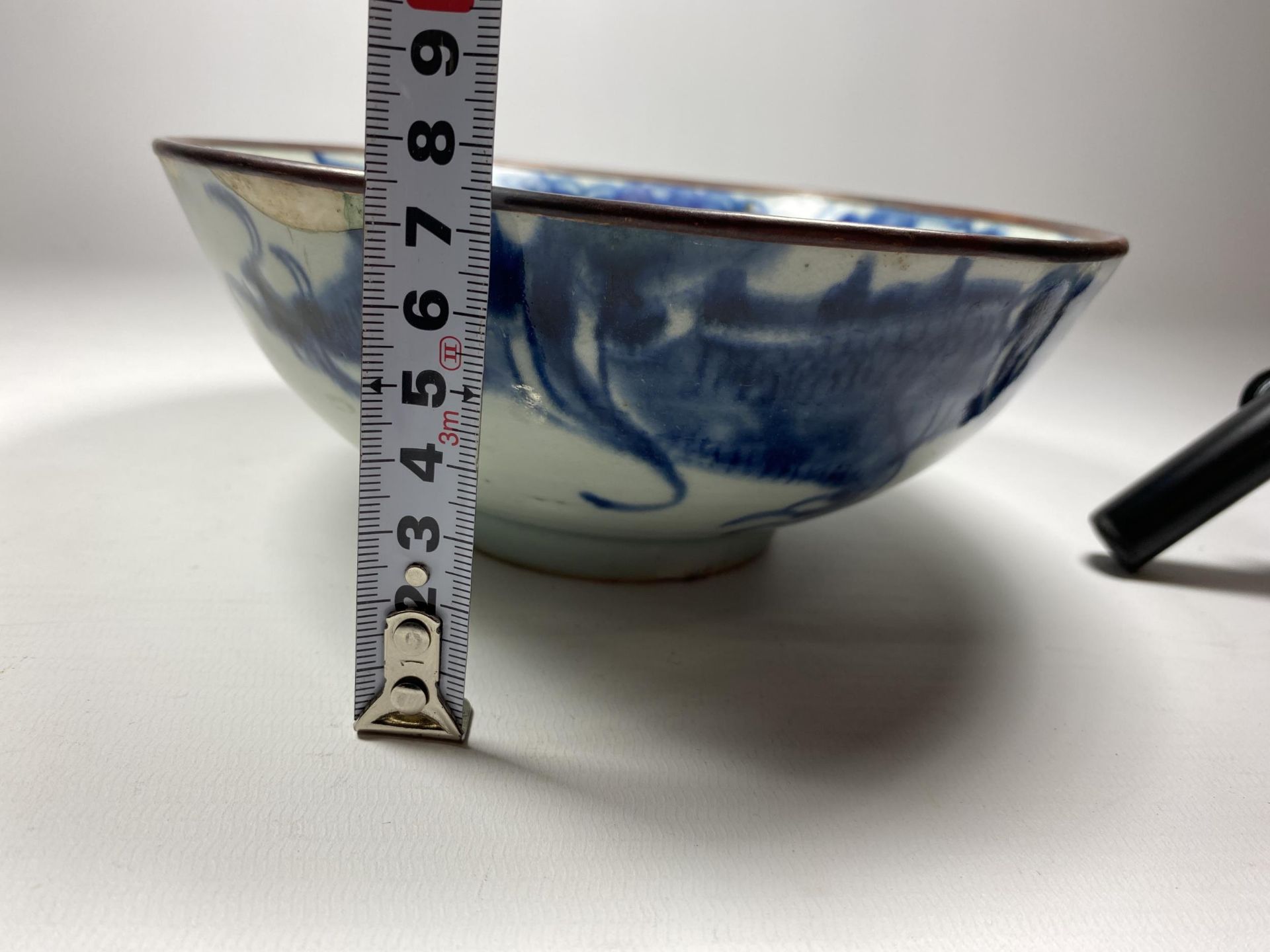 A CHINESE TONGZHI PERIOD 19TH CENTURY BLUE AND WHITE BOWL WITH DRAGON DESIGN, SEAL MARK TO BASE, - Image 10 of 10