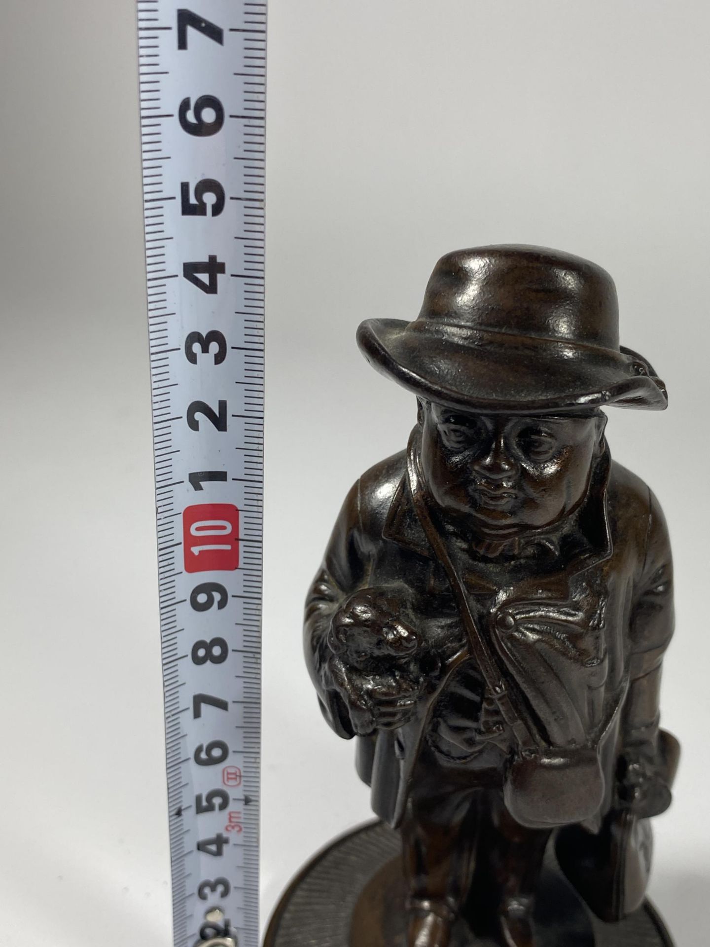 A BRONZE MODEL OF A GENTLEMAN WITH LIFT UP HAT, HEIGHT 14CM - Bild 5 aus 5