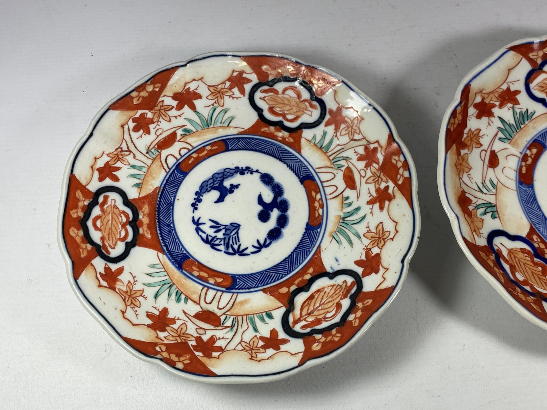 A PAIR OF JAPANESE MEIJI PERIOD (1868-1912) IMARI PLATES, DIAMETER 21CM - Image 2 of 4