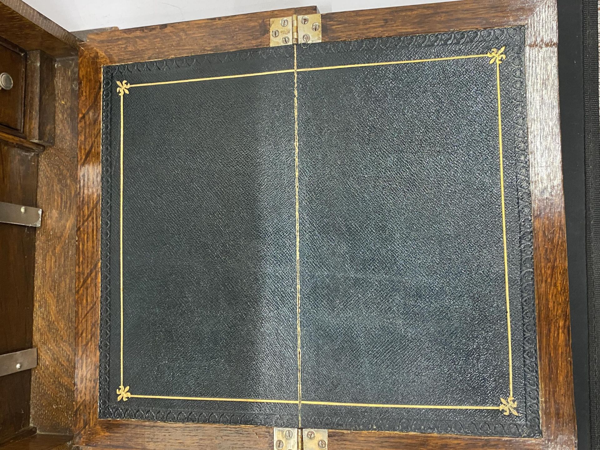 A VINTAGE OAK FOLD OUT WRITING SLOPE BOX WITH BLACK LEATHER INTERIOR, 20 X 33 X 19CM - Image 5 of 5