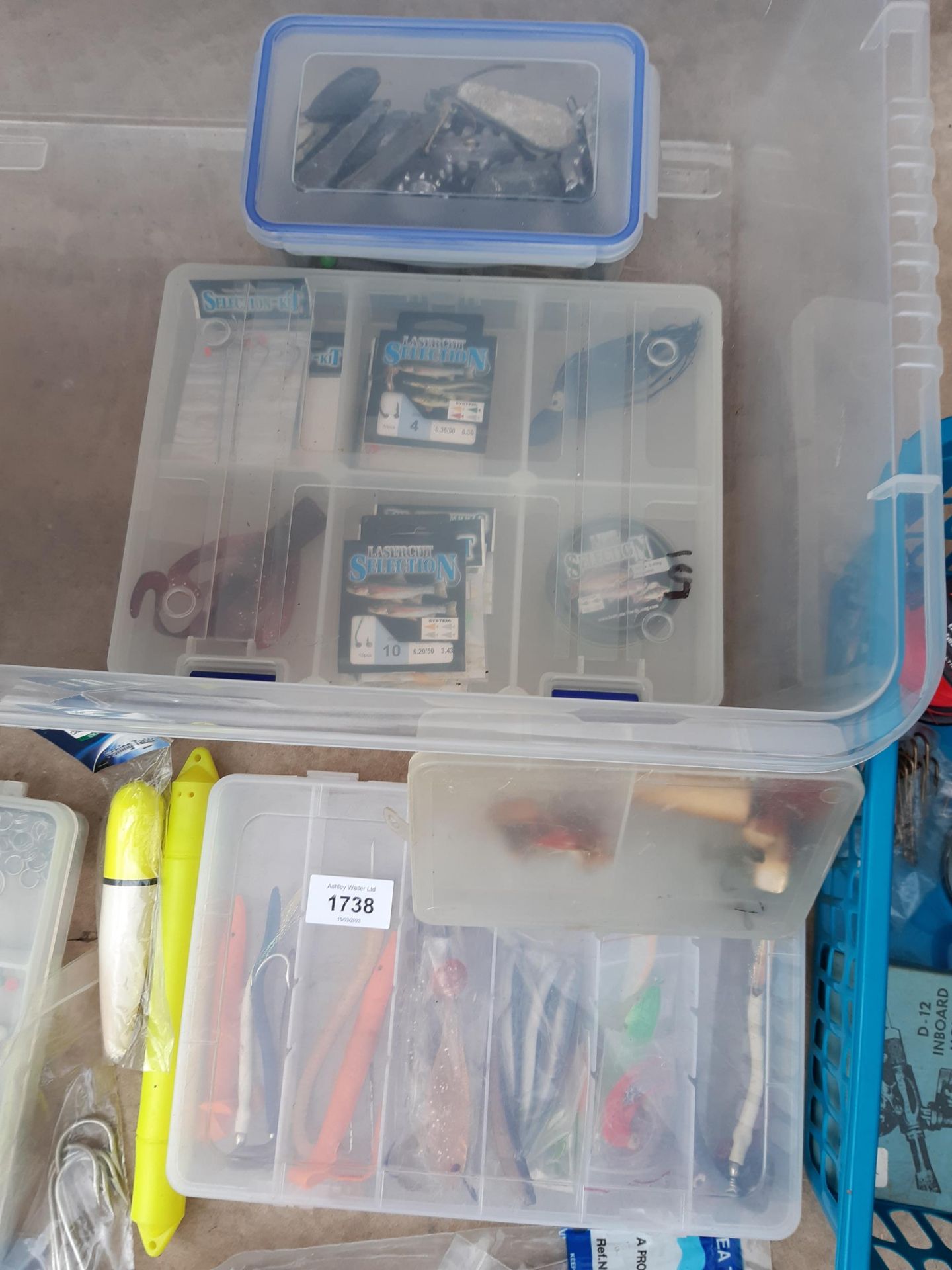 A LARGE QUANTITY OF SEA FISHING EQUIPMENT TO INCLUDE LURES, WEIGHTS AND HOOKS ETC - Image 3 of 9