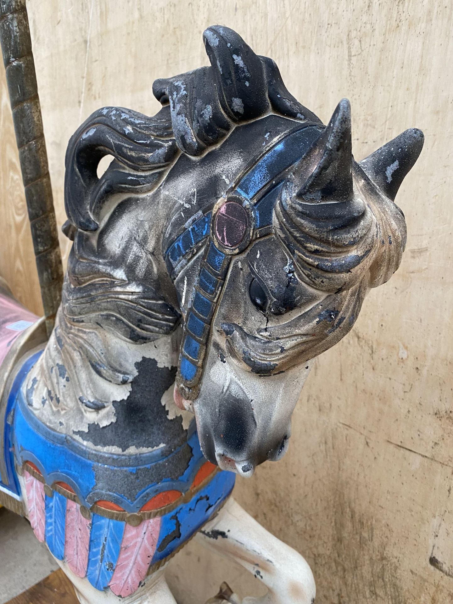 A VINTAGE CAROUSEL HORSE FAIRGROUND RIDE MOUNTED ON A WOODEN PLINTH - Image 5 of 6