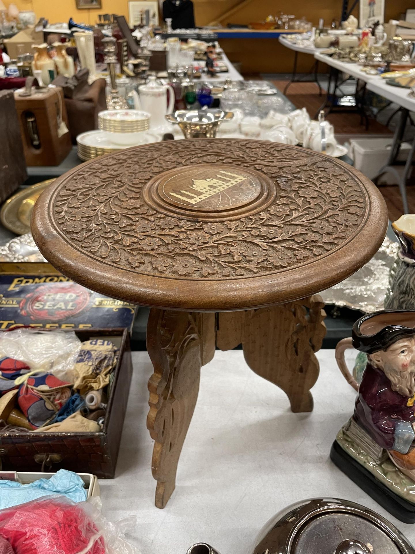 A CARVED TRIPOD TABLE WITH AN INLAID COPY OF THE TAJ MEHAL HEIGHT 32CM