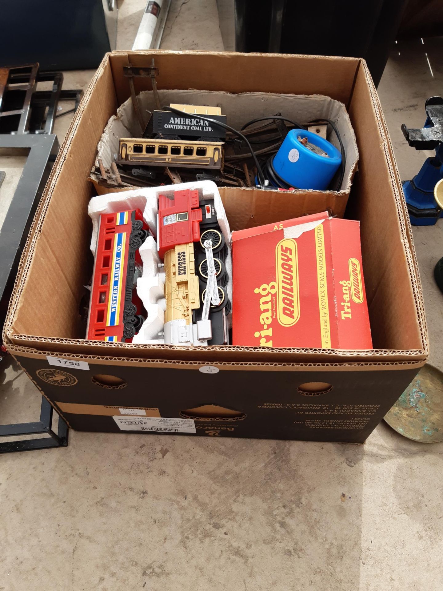 AN ASSORTMENT OF MODEL RAILWAY ITEMS TO INCLUDE TRI-ANG ETC