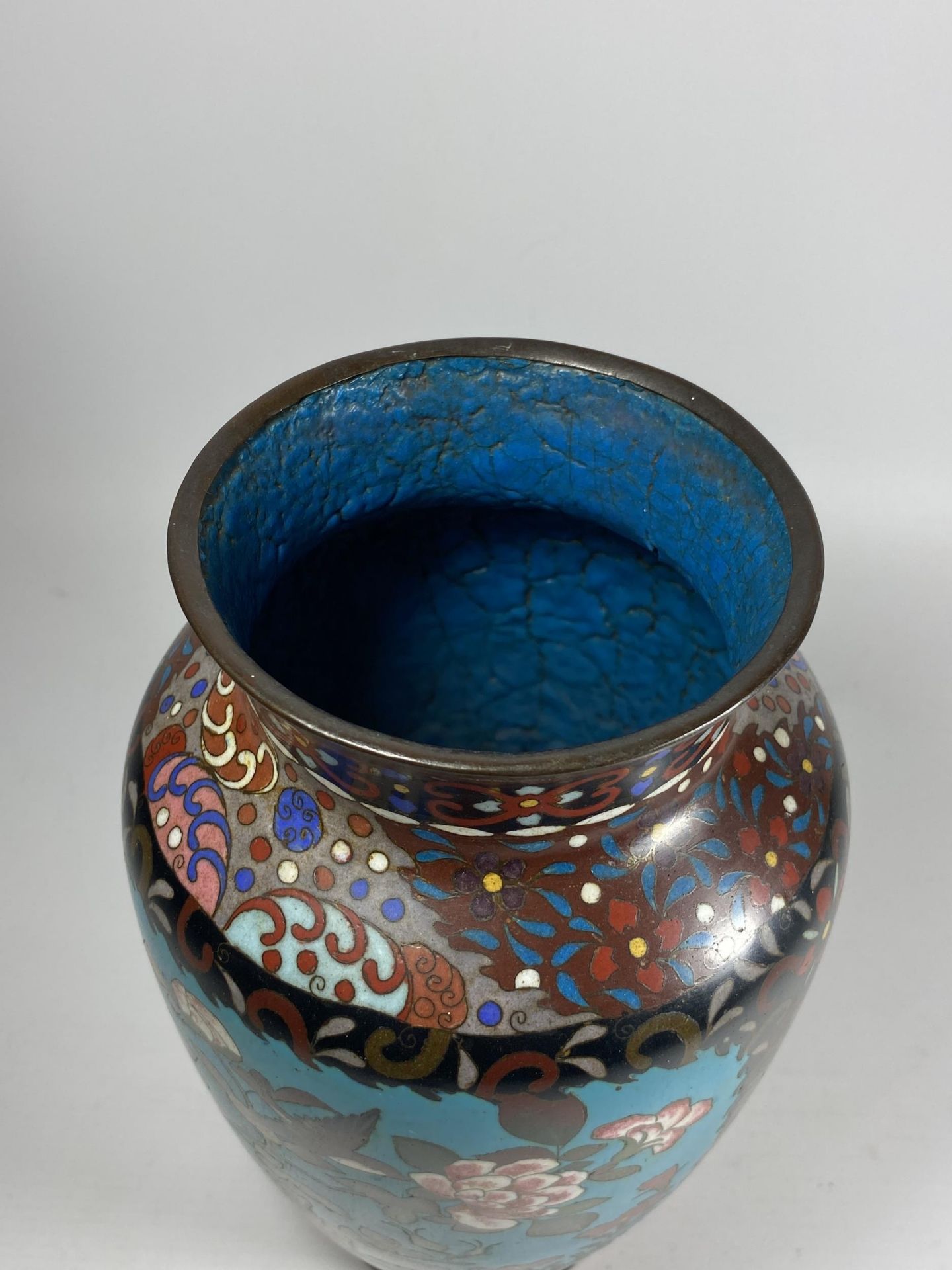 A 19TH CENTURY CHINESE CLOISONNE VASE WITH BIRD & FLORAL DESIGN, HEIGHT 26.5CM - Image 4 of 6