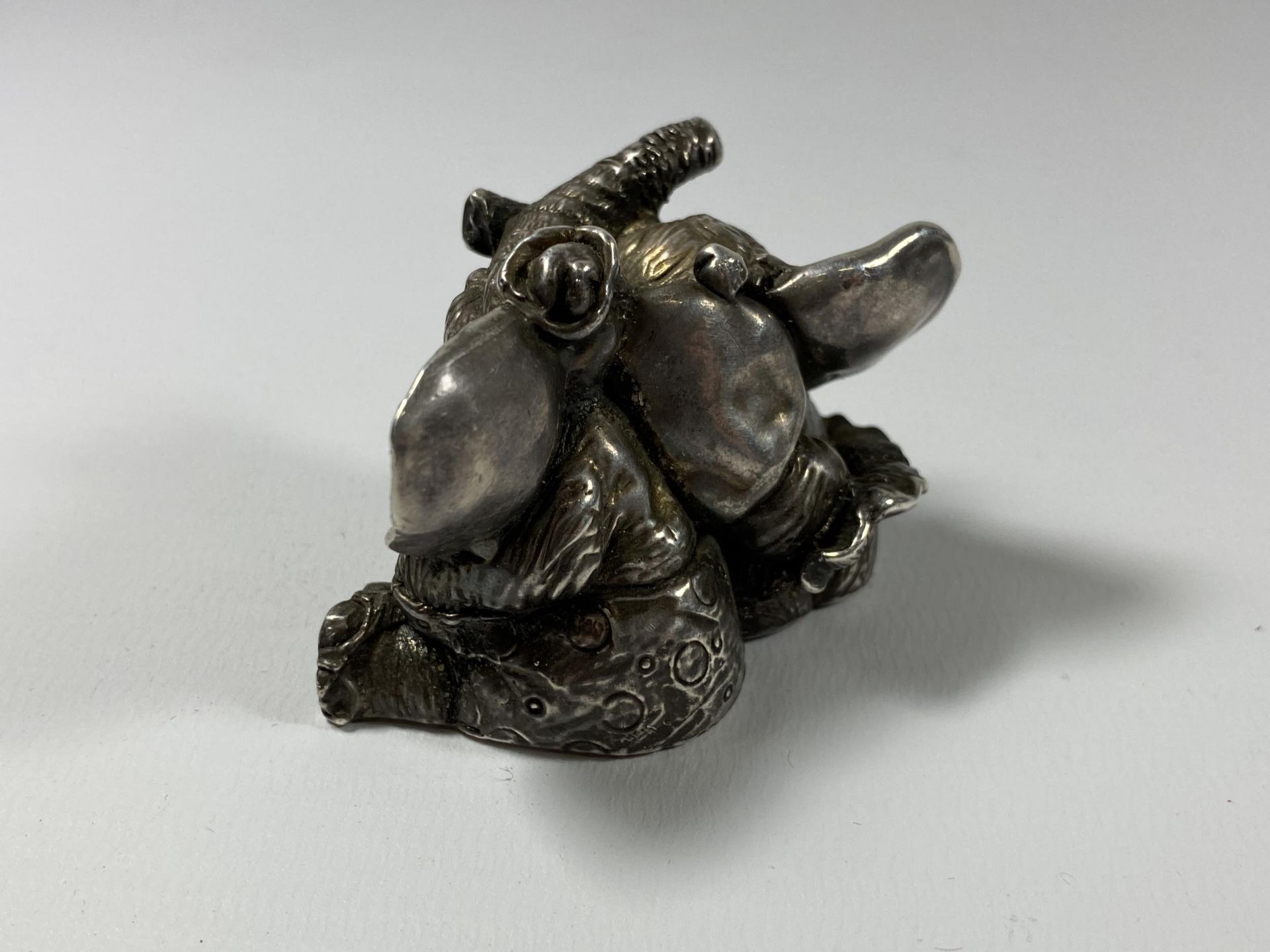 A SMALL ORIENTAL .925 SILVER MODEL OF AN ELEPHANT, HEIGHT 4CM - Image 3 of 4