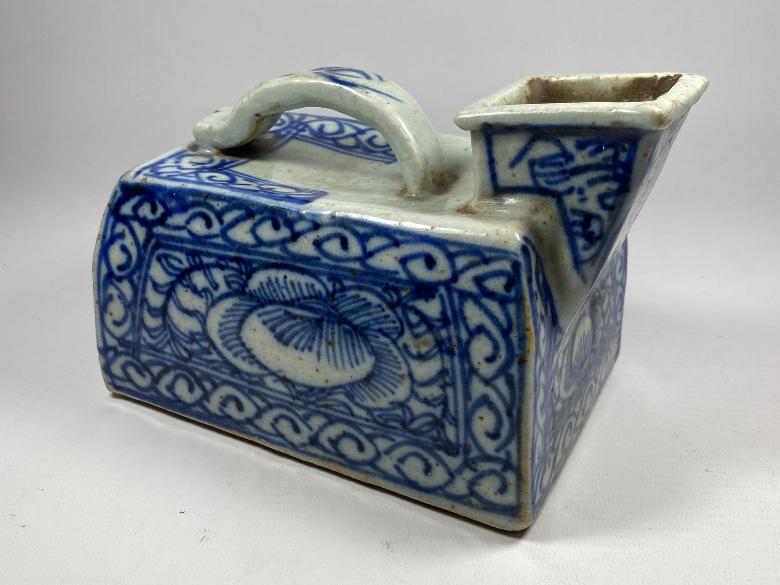 A 19TH CENTURY MING STYLE CHINESE BLUE AND WHITE WATER CARRIER / VESSEL, LENGTH 18CM
