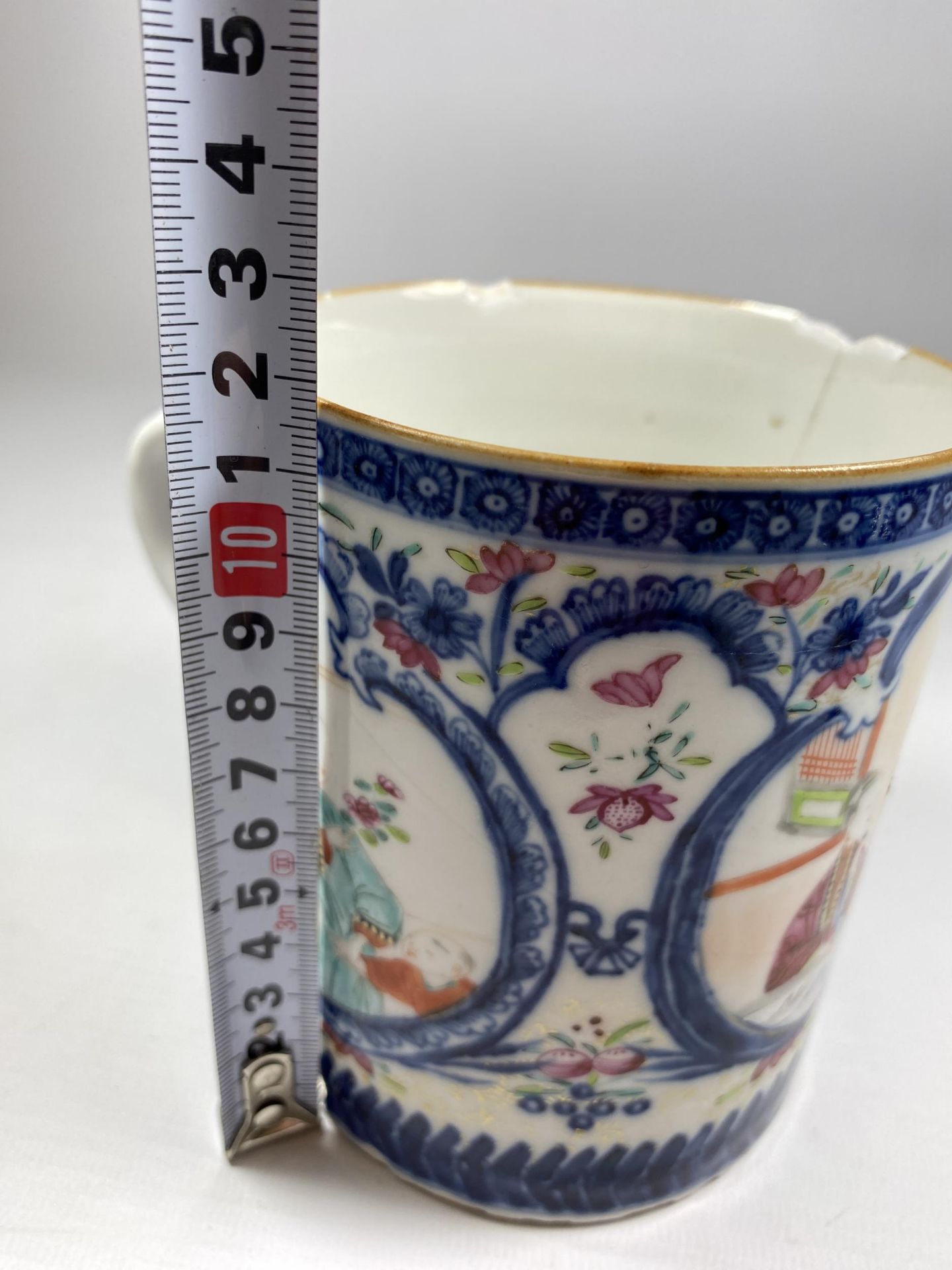 A LATE 18TH CENTURY CHINESE FAMILLE ROSE EXPORT TANKARD DEPICTING FIGURES IN A GARDEN LANDSCAPE, - Image 6 of 6