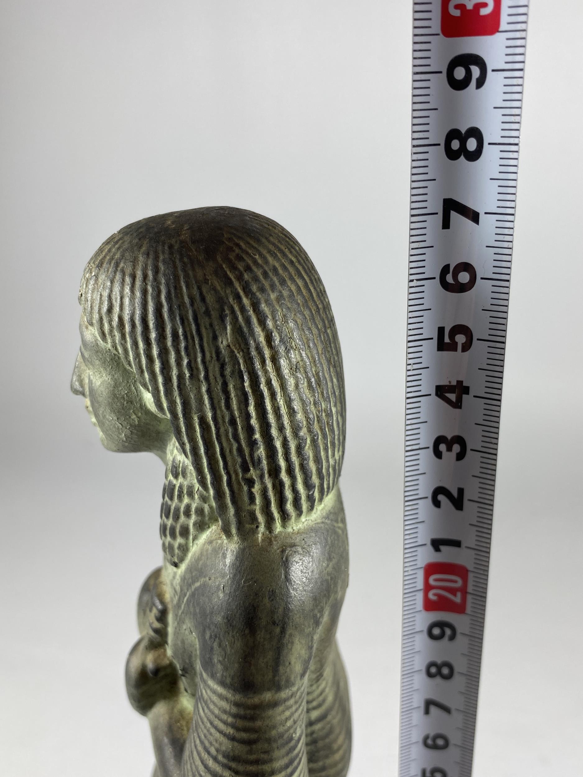 AN EGYPTIAN POTTERY FIGURE ON WOODEN BASE, HEIGHT 27CM - Bild 5 aus 5
