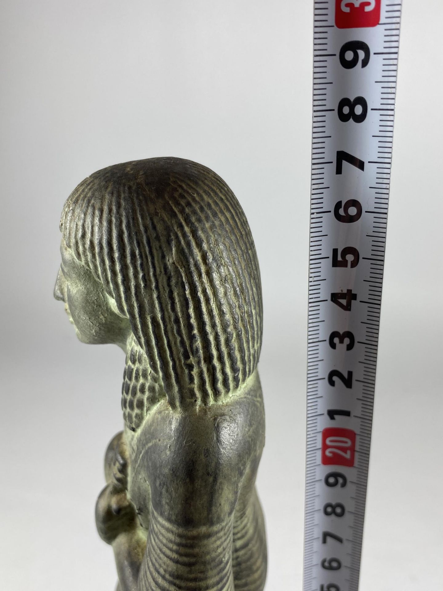 AN EGYPTIAN POTTERY FIGURE ON WOODEN BASE, HEIGHT 27CM - Image 5 of 5