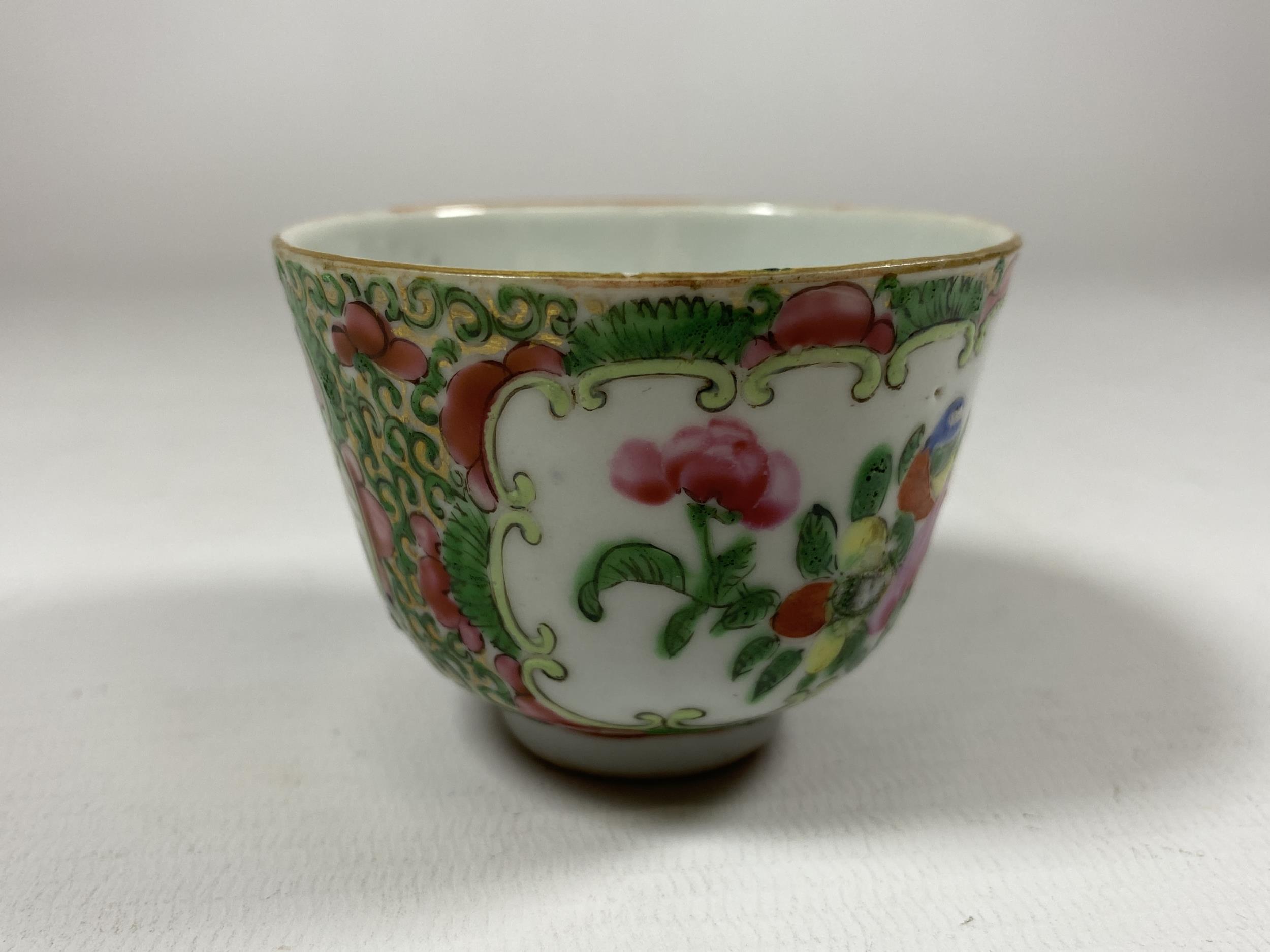 A 19TH CENTURY CHINESE CANTON FAMILLE ROSE TEABOWL, HEIGHT 5CM - Image 2 of 3