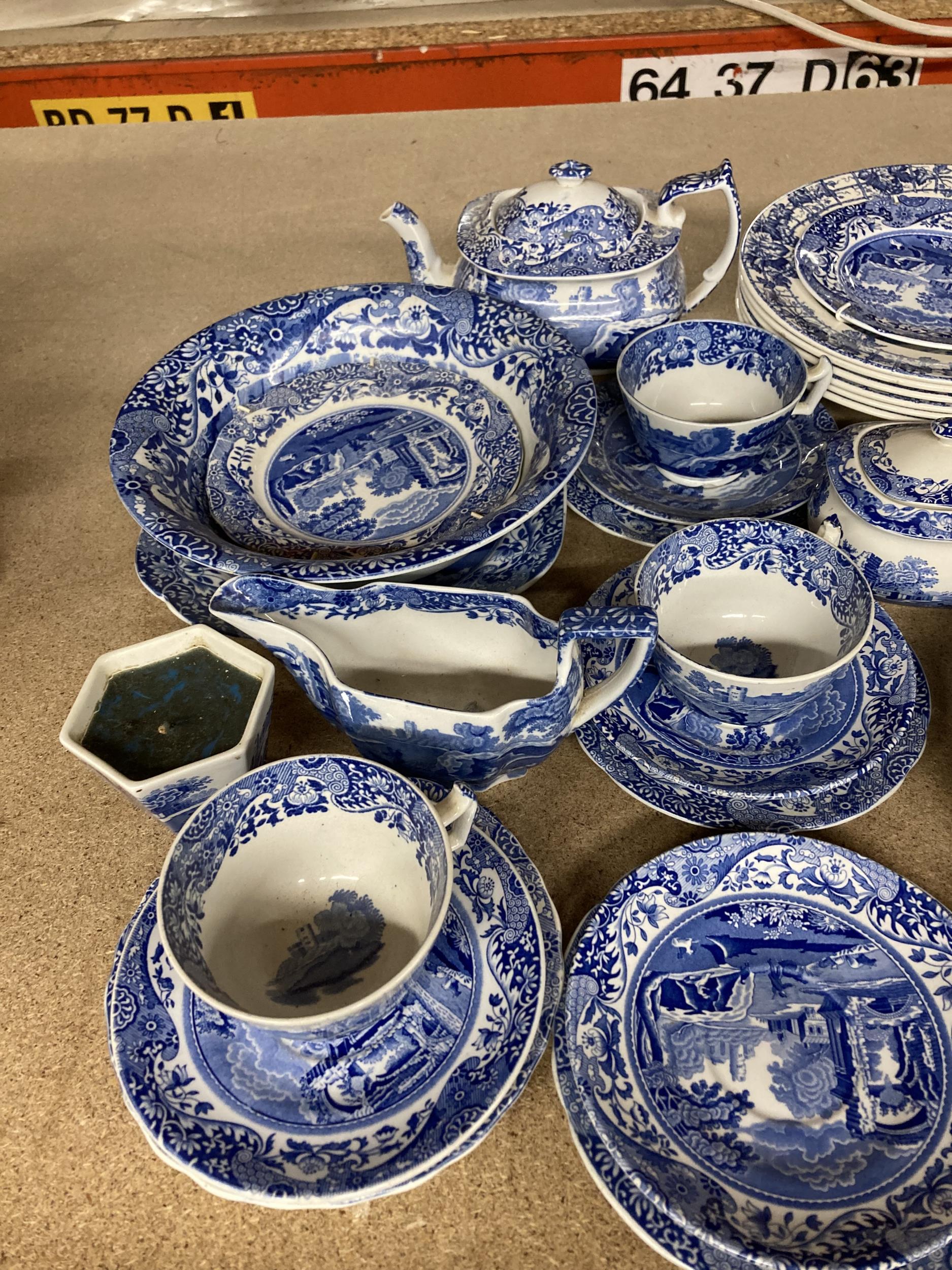 A LARGE QUANTITY OF COPELAND SPODE DINNER WARE IN THE 'ITALIAN' BLUE AND WHITE DESIGN TO INCLUDE - Image 2 of 6