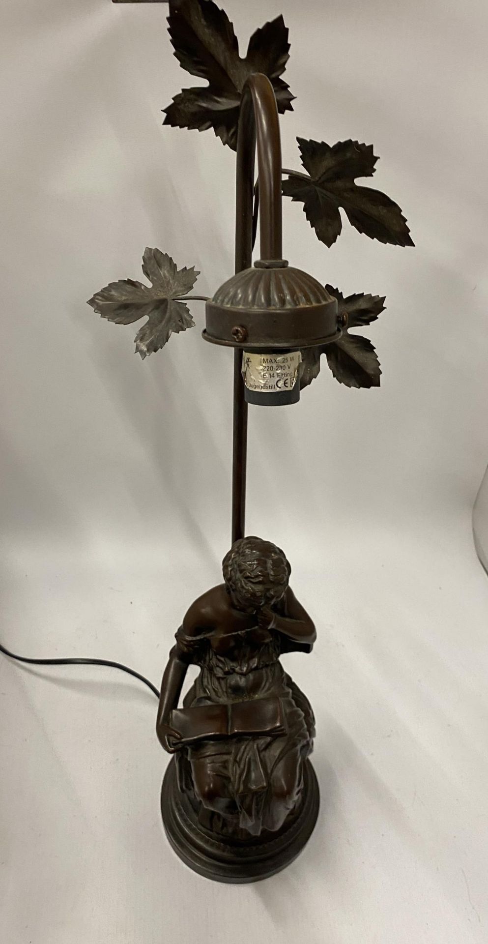 AN ART NOUVEAU SPELTER FIGURAL TABLE LAMP, HEIGHT 60CM