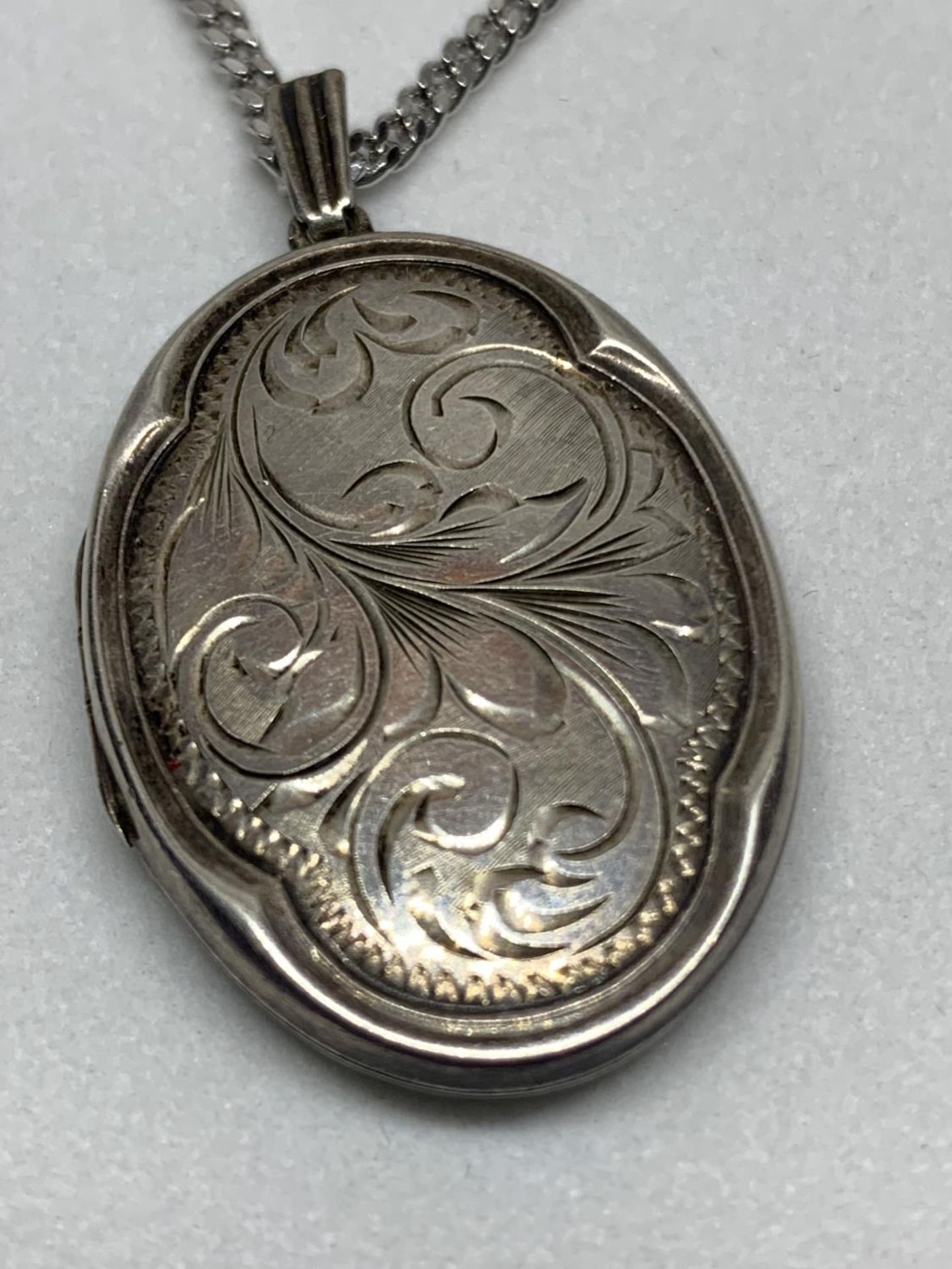 A SILVER NECKLACE WITH A SILVER LOCKET IN A PRESENTATION BOX - Image 2 of 4