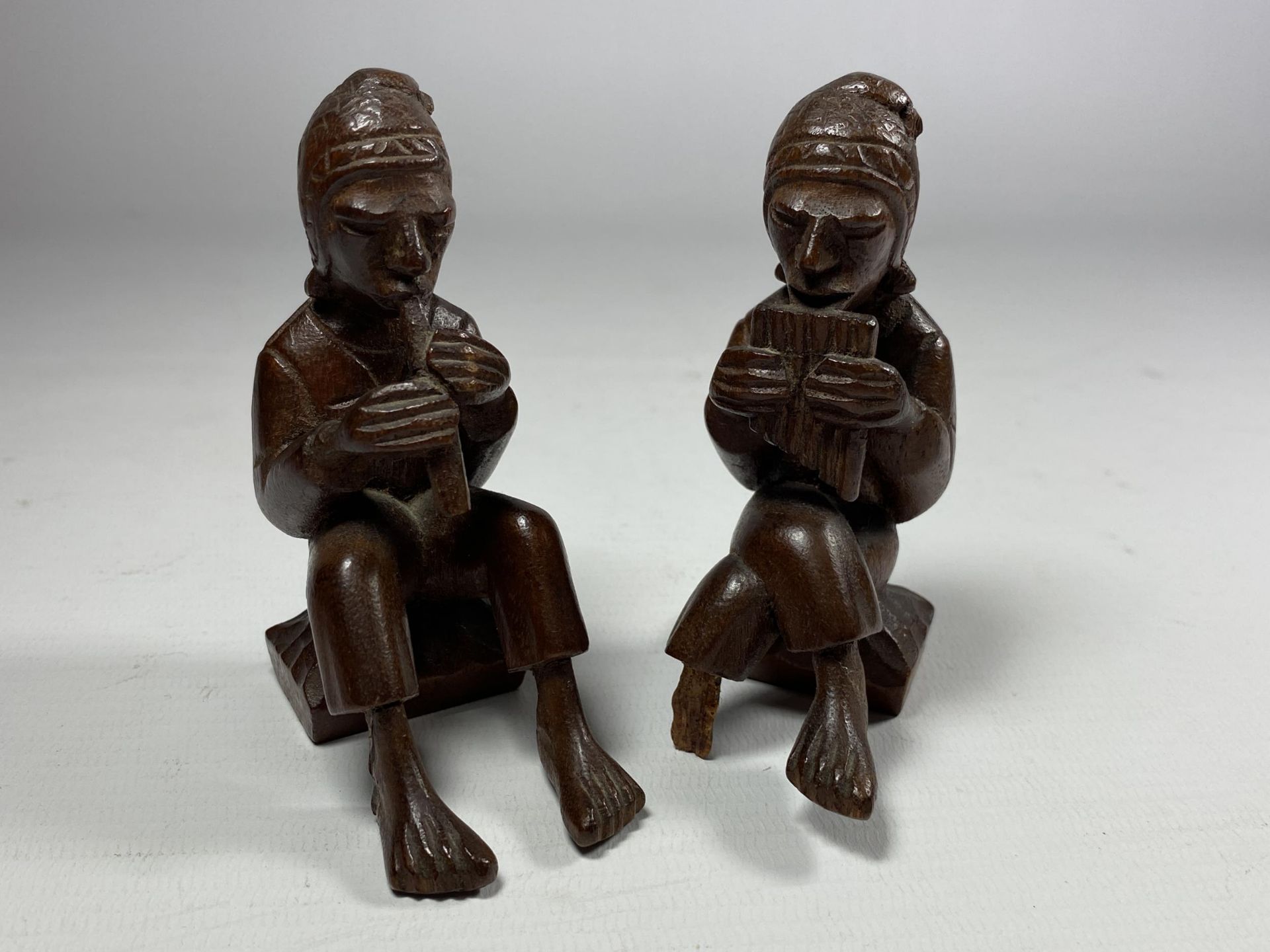 A PAIR OF MINIATURE TRIBAL CARVED WOODEN FIGURES, HEIGHT 9CM