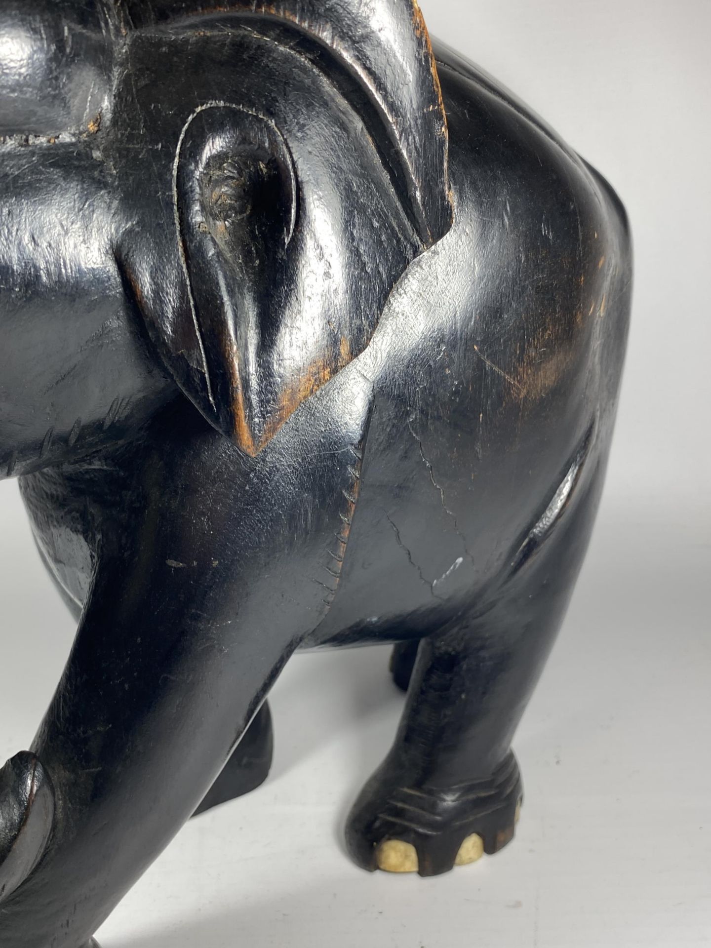 A LARGE HEAVY ANTIQUE EBONISED WOODEN ELEPHANT MODEL, HEIGHT 38CM - Image 2 of 4