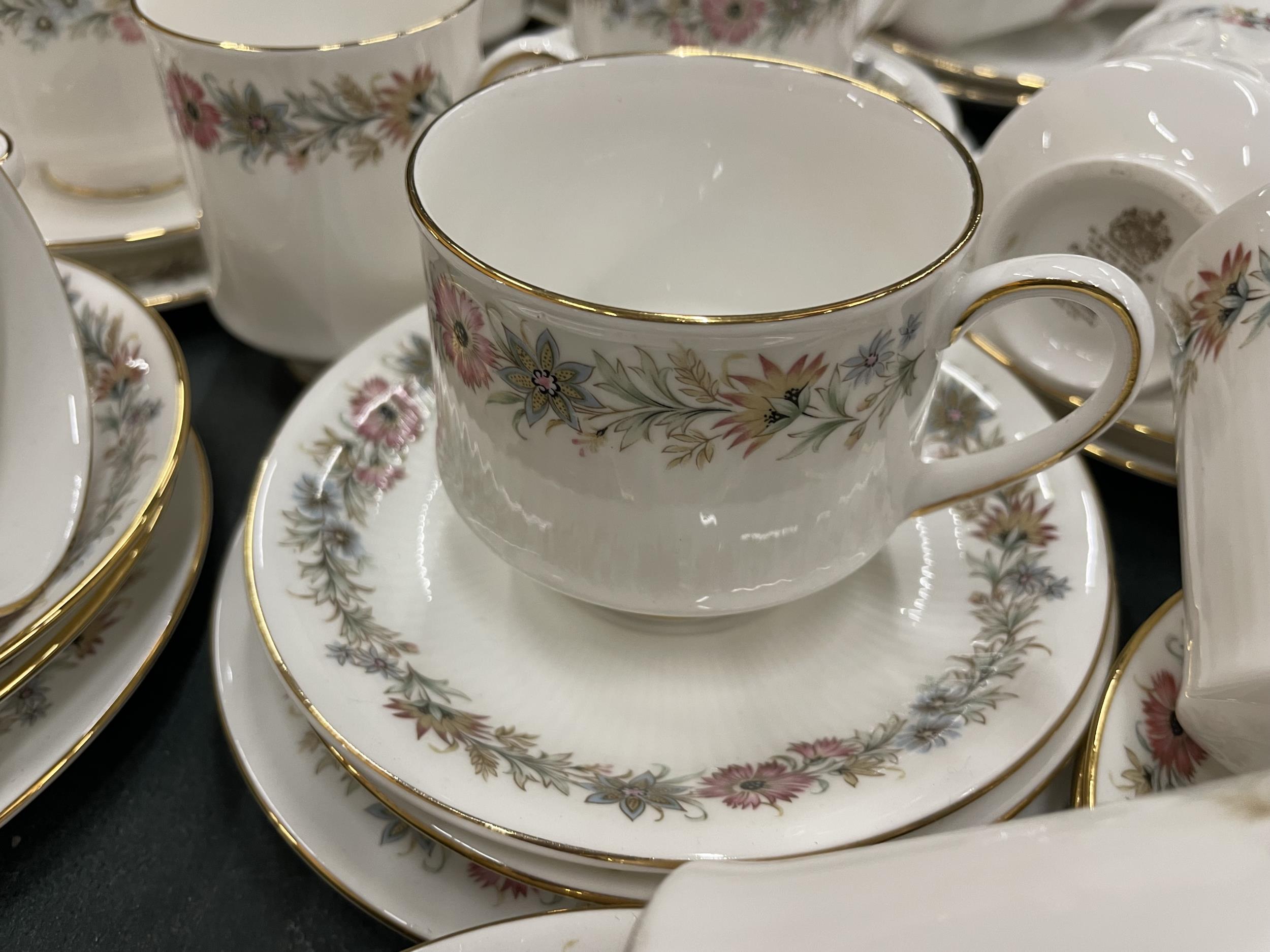 A PARAGON BELINDA PART DINNER SERVICE TO INCLUDE DINNER PLATES, CUPS AND SAUCERS, COFFEE POT, - Image 4 of 5